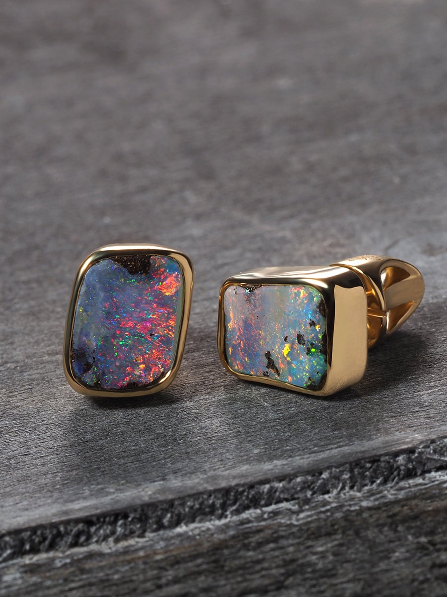 Ohrstecker aus 18 Karat Gelbgold mit natürlichem Boulder-Opal
Opal Herkunft - Australien
Opalmessungen - 0,12 х 0,28  х 0.35 in / 3 х 7 х 9 mm
Gewicht des Steins - 3,20 Karat
Gewicht des Ohrrings - 4,80 Gramm

Minimalistische Collection'S

Bei