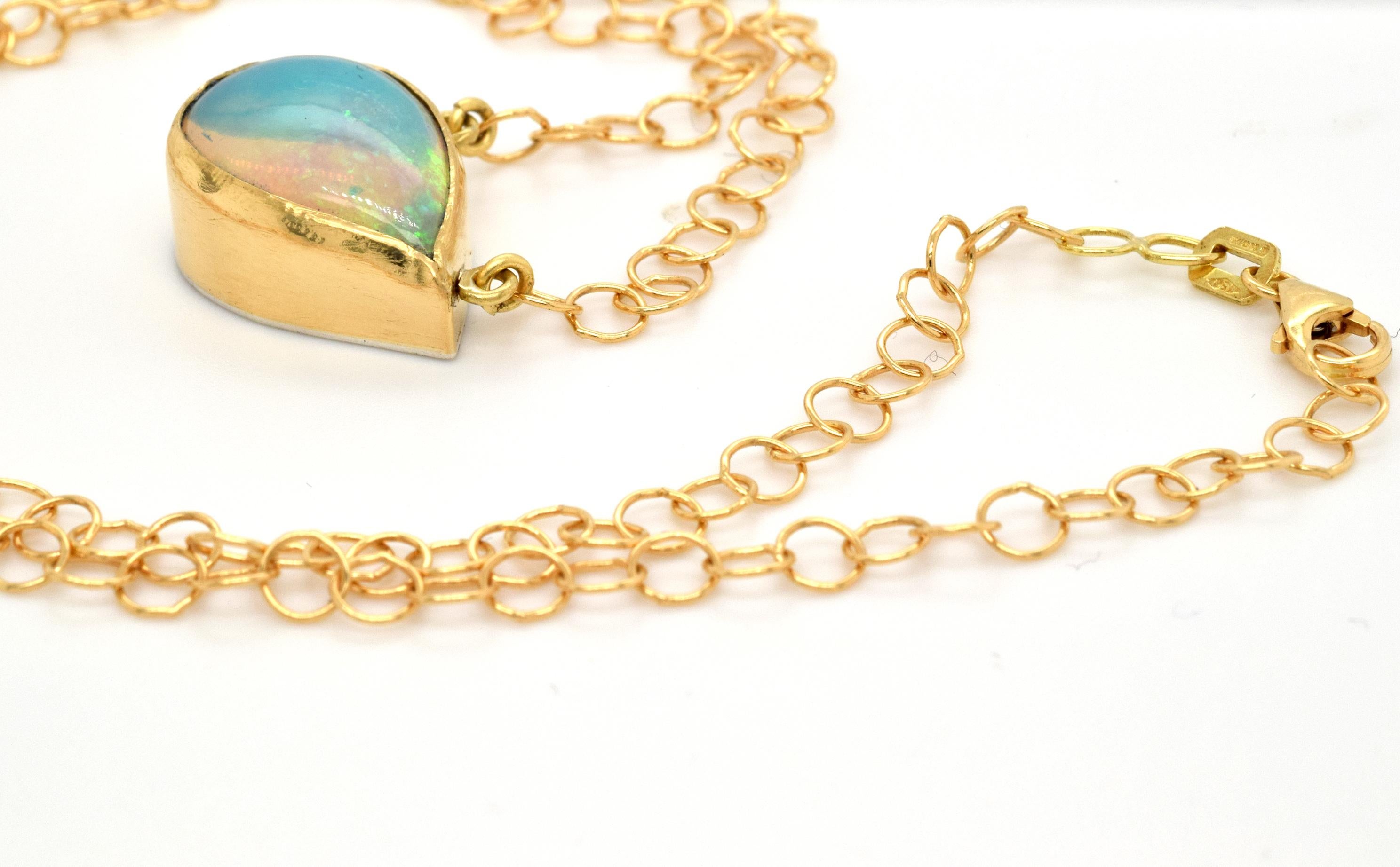 Ein 3,77 Karat glatter äthiopischer Opal ist in 18 Karat Gold auf einer Sterling-Silberplatte eingefasst.  Die 18K Gold Gliederkette hat einen Karabinerverschluss und misst 16,5