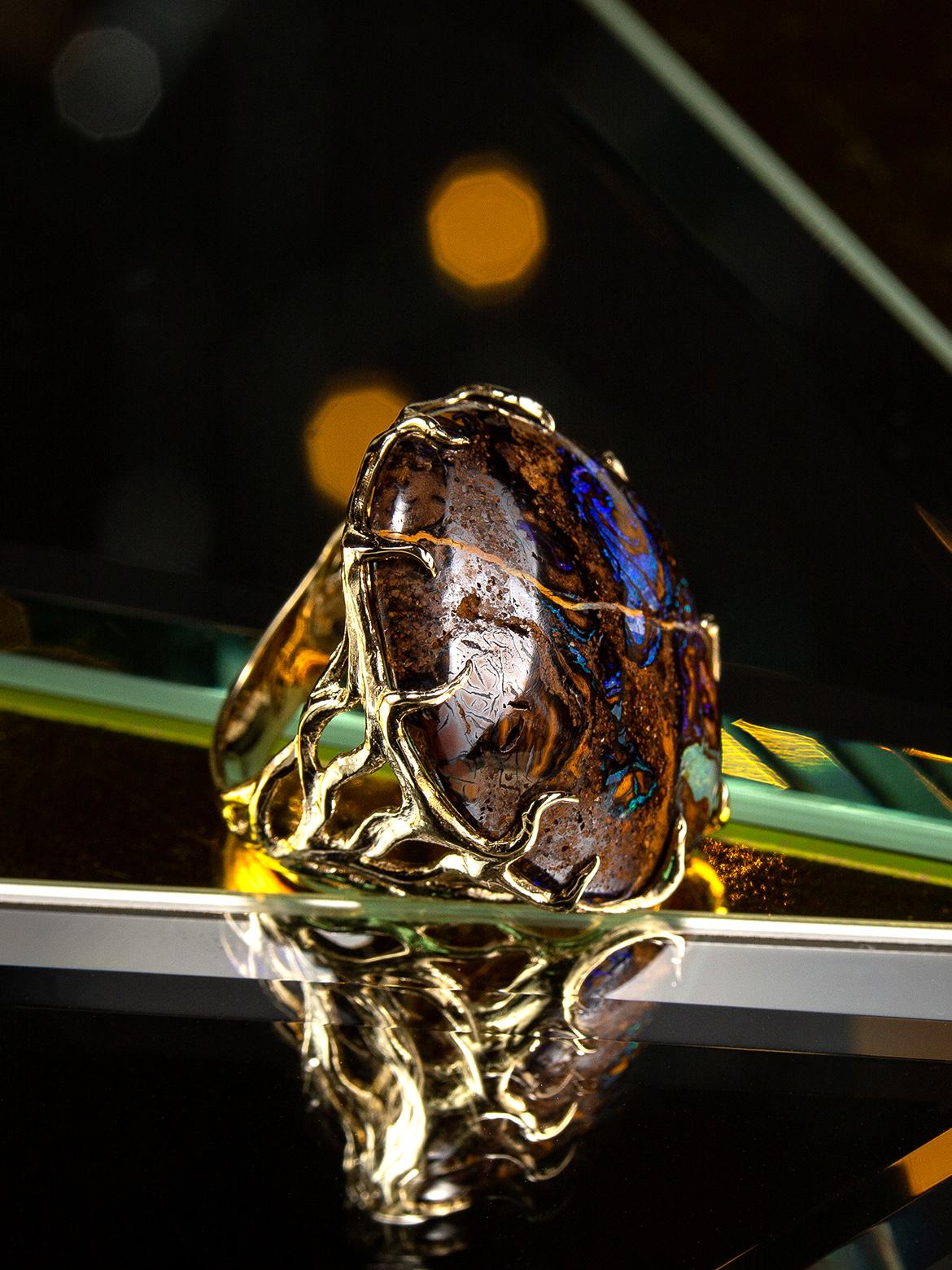 Opal Gold Ring Blueprint Woody Musk Tree Natural Australian Gem In New Condition For Sale In Berlin, DE