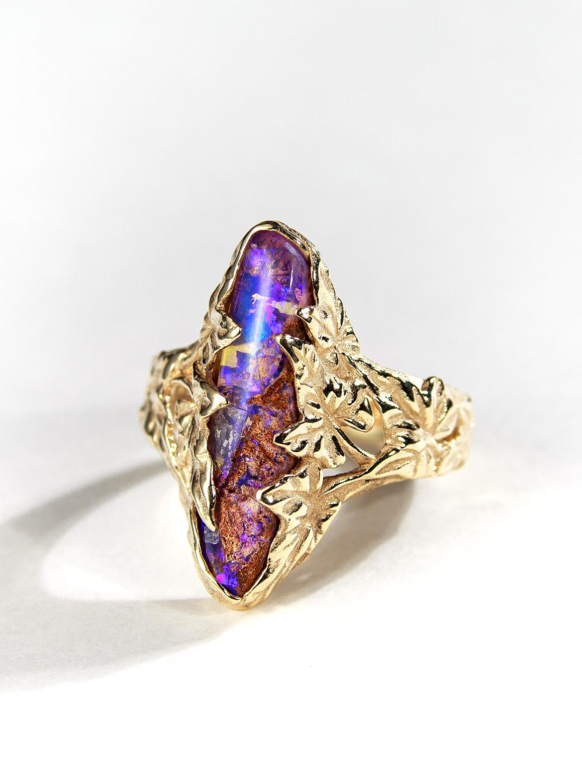 Taglio ovale Anello in oro opale collezione Ivy Alexey Gabilo in vendita