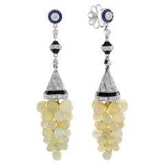 Boucles d'oreilles pendantes en or 18 carats avec diamant, saphir et émail de style vintage.