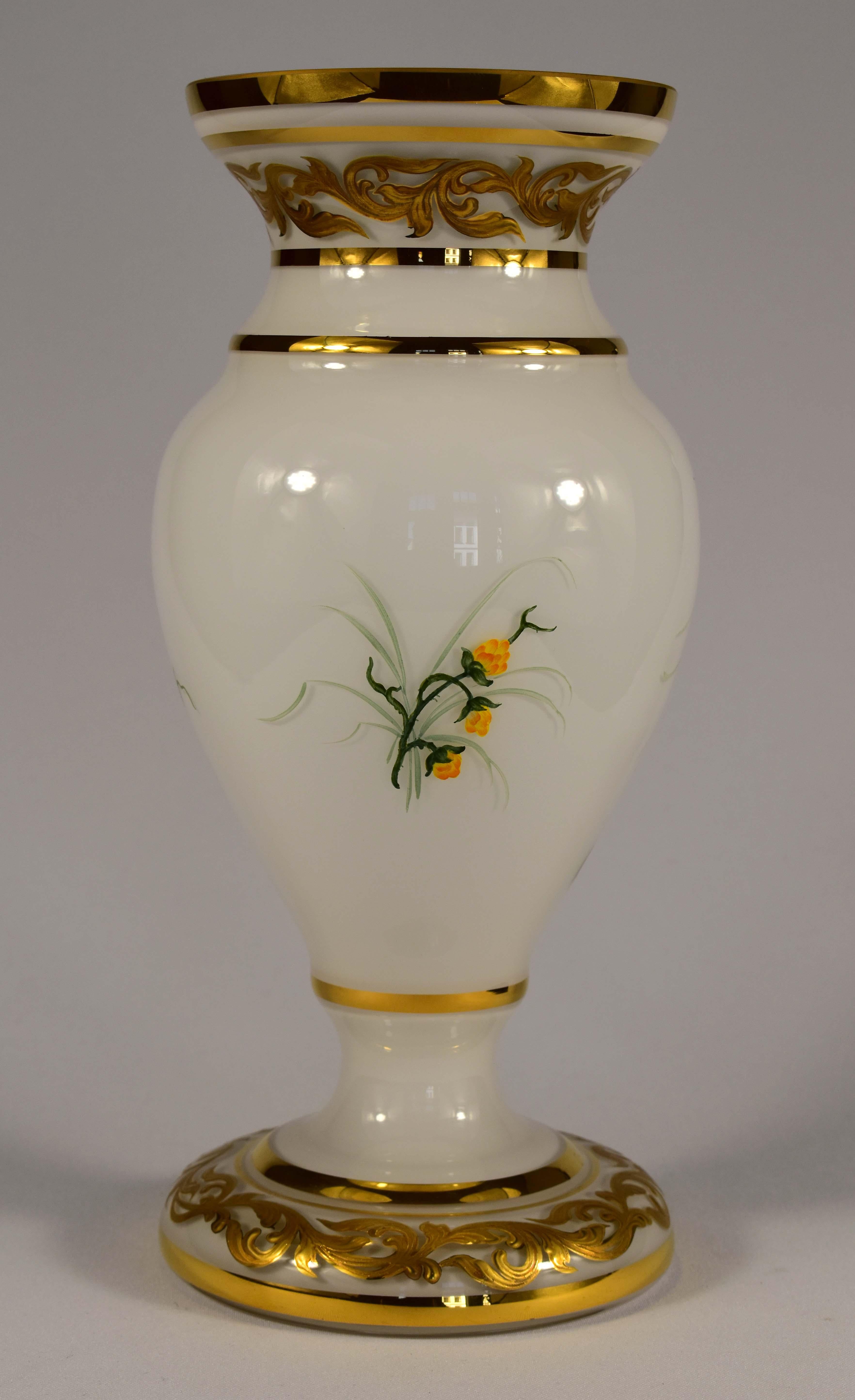 Fatto a mano Vaso Opale dipinto a mano, Uccelli esotici, Vetro di Boemia, XX secolo, Vetro artistico in vendita