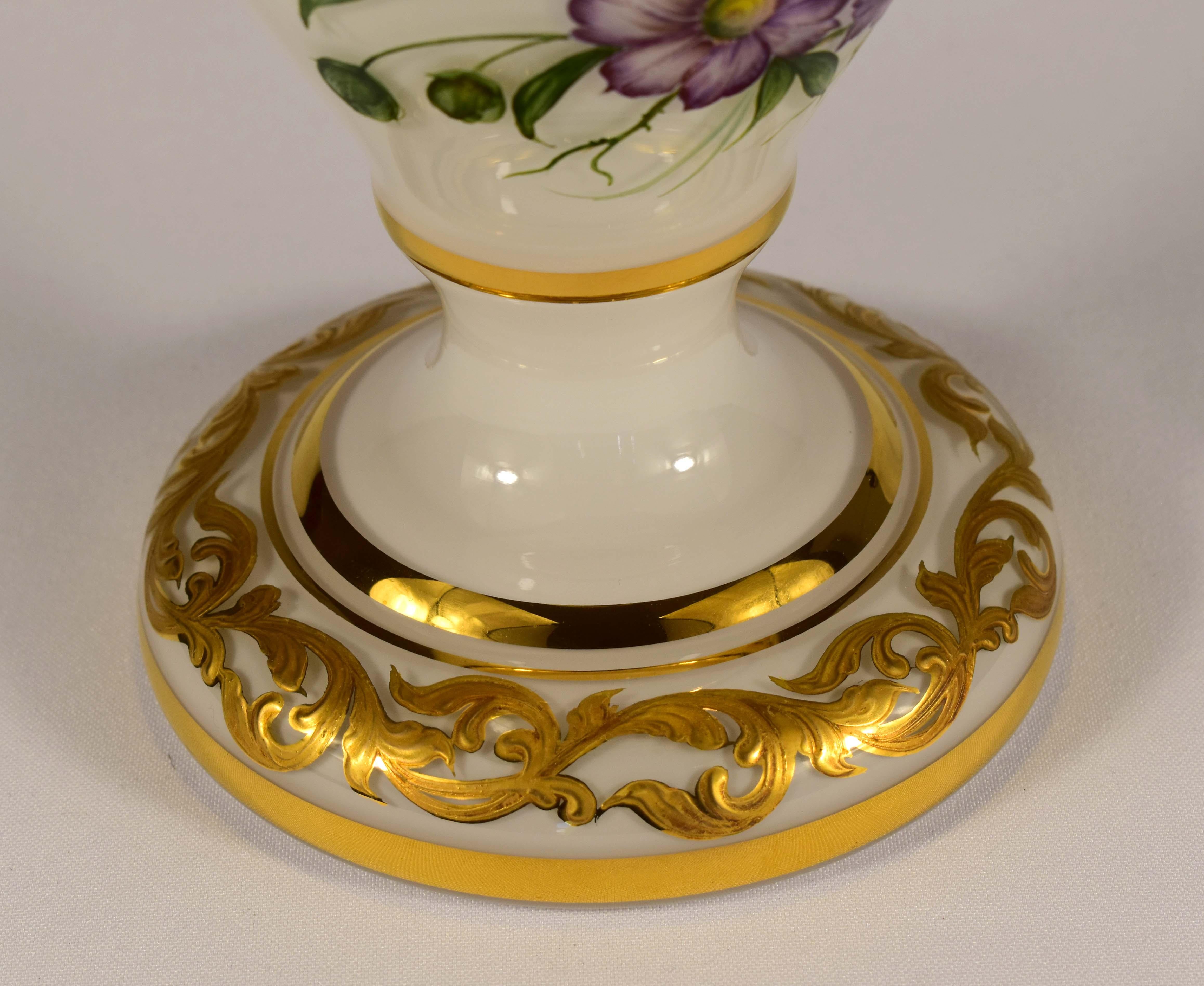 Vaso Opale dipinto a mano, Uccelli esotici, Vetro di Boemia, XX secolo, Vetro artistico in vendita 1