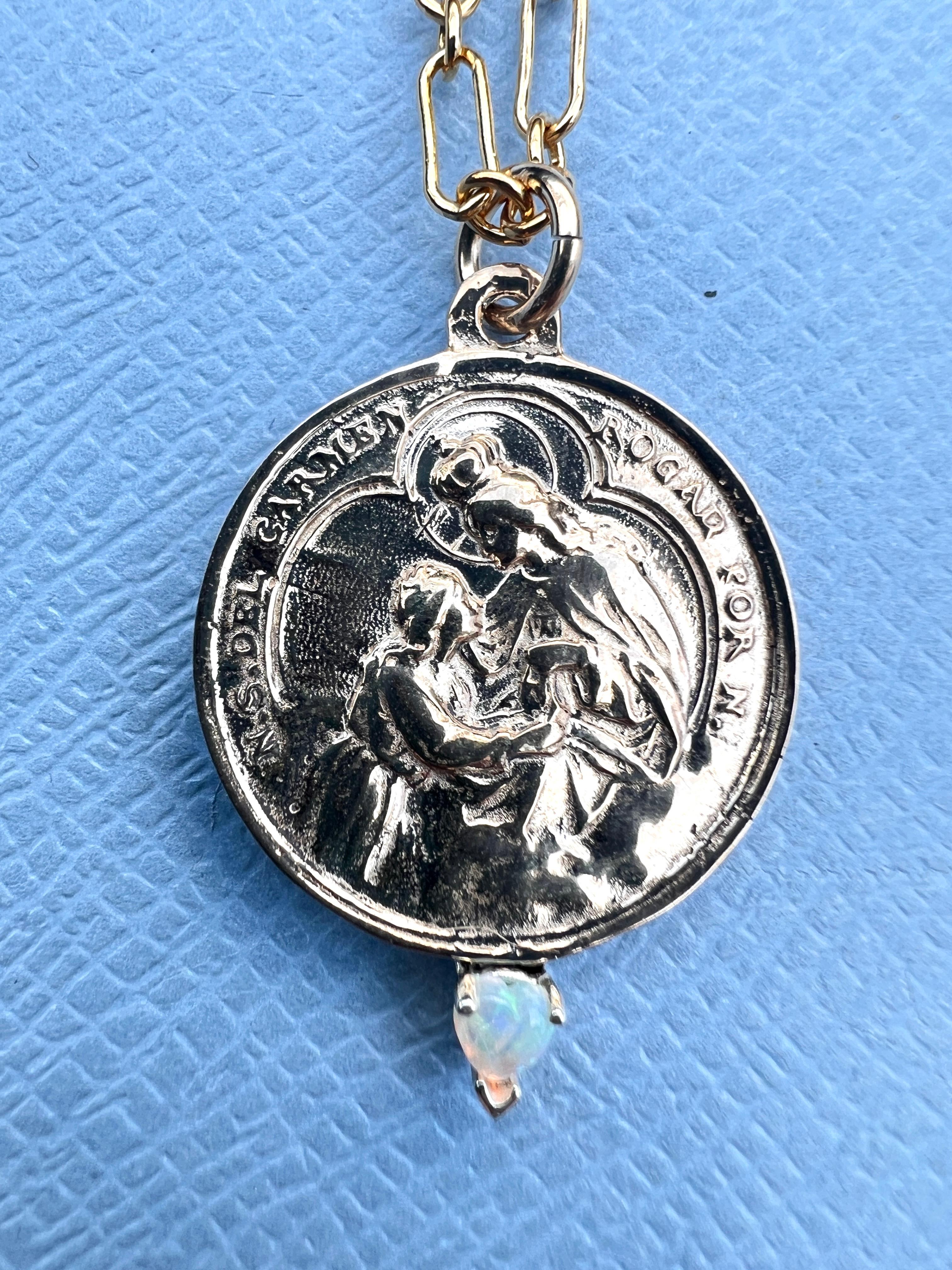 Opal Herz Carmen Medaille in Bronze Gold gefüllte Kette Halskette J DAUPHIN

Exklusives Stück mit einer runden Medaille der Jungfrau del Carmen aus Bronze mit einem Opal im Herzschliff, eingefasst in einen Silberzacken und mit einer goldfarbenen