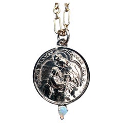 Collier de chaîne avec médaille de Carmen en forme de coeur en opale J Dauphin