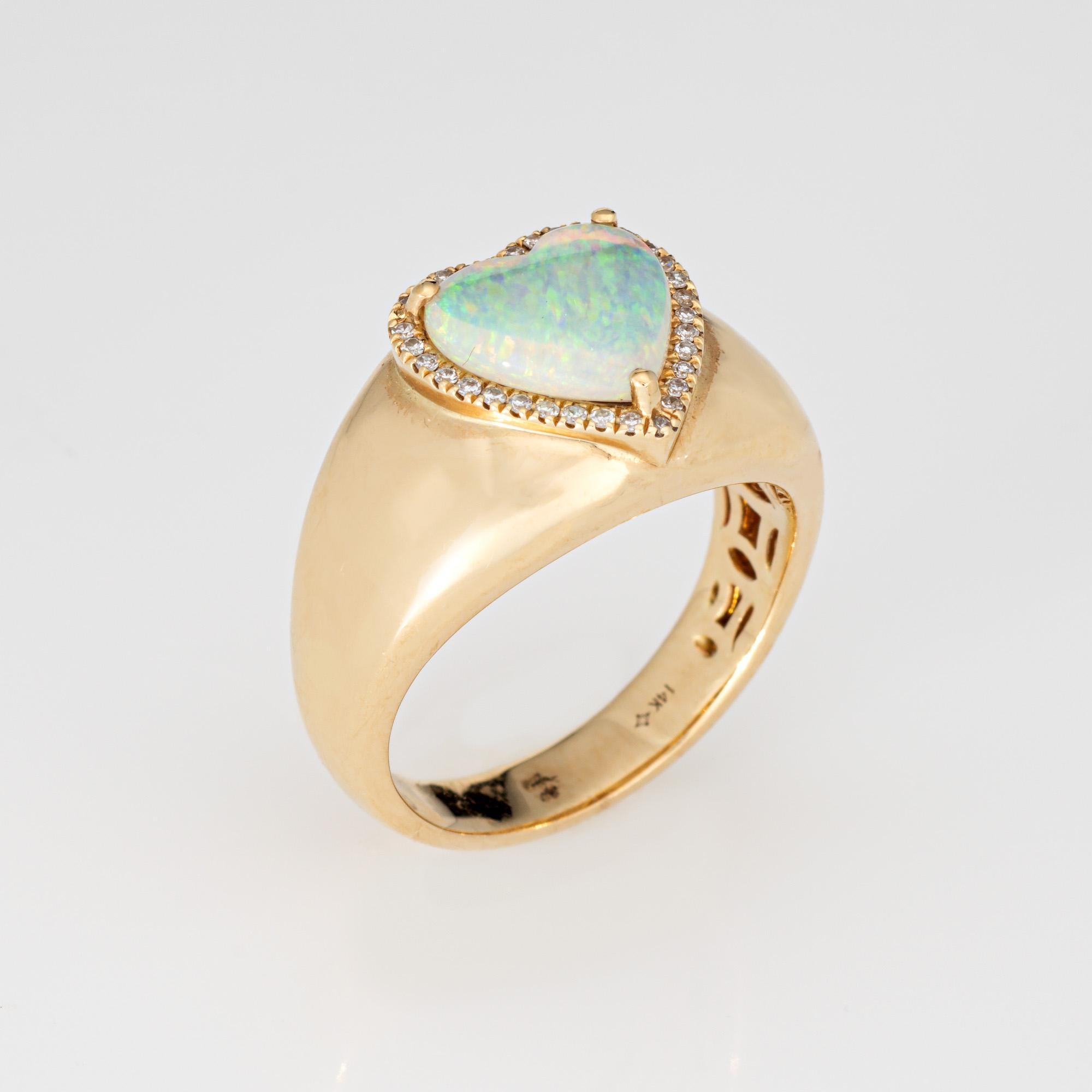 Elegante anello a cuore contemporaneo con opale e diamante realizzato in oro giallo 14k. 

L'opale misura 8 mm (stima 1,05 carati). 32 diamanti per un totale stimato di 0,09 carati (colore I-J e purezza SI1-I1). L'opale è in ottime condizioni e non