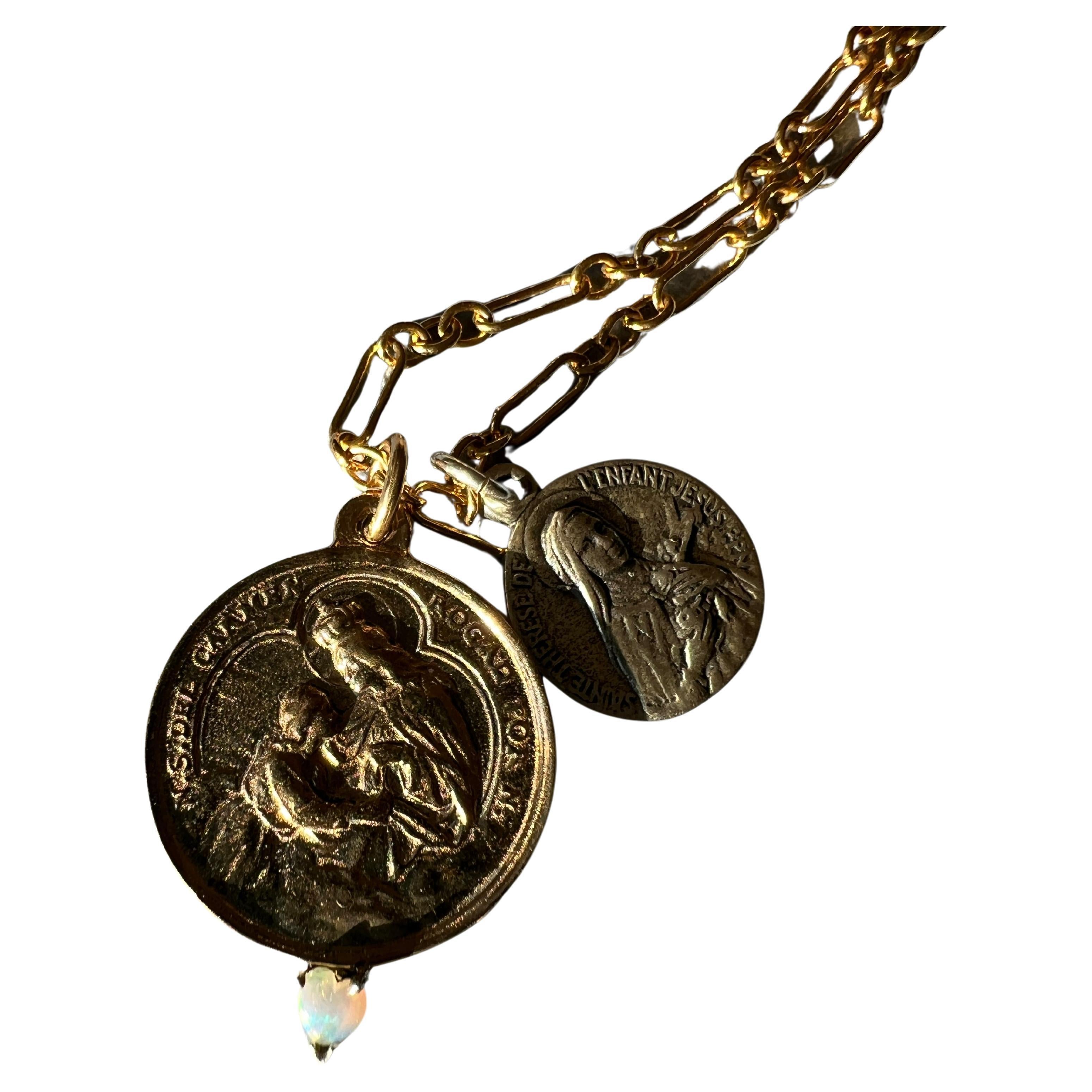 Opal Herz Medaille auf einem Gold gefüllt Halskette Kette. Die doppelte Medaille Halskette hat eine spanische Carmenl Medaille in Bronze mit einem Opal Herz und eine Silber Medaille Sainte Therese l'enfant de Jesu.

Die Kette ist 28 Zoll lang.