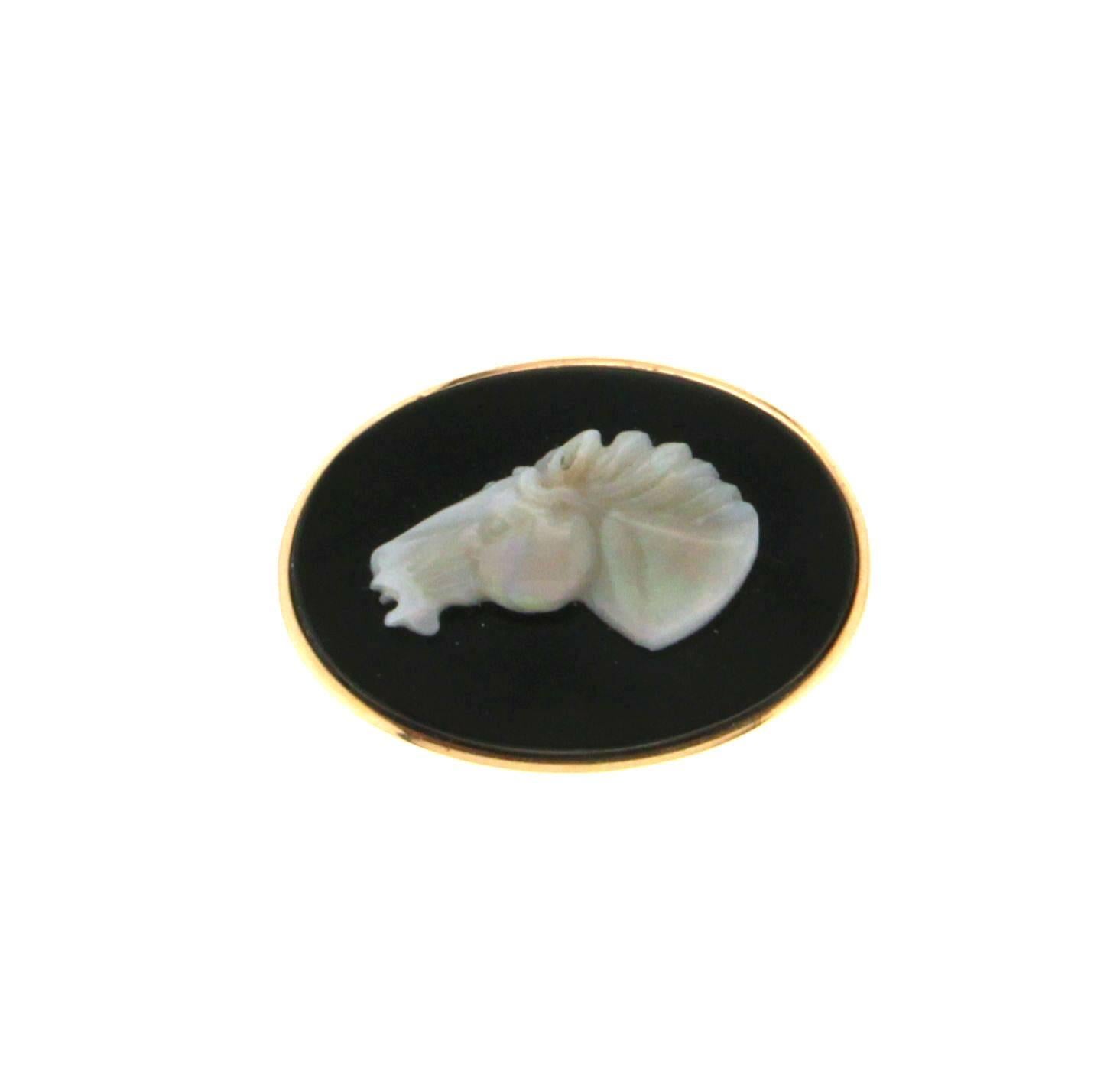 Opal horse yellow gold 18 karat onyx cocktail ring

Ring weight 9 grams
Ring size 14.50 ITA 7.25 US