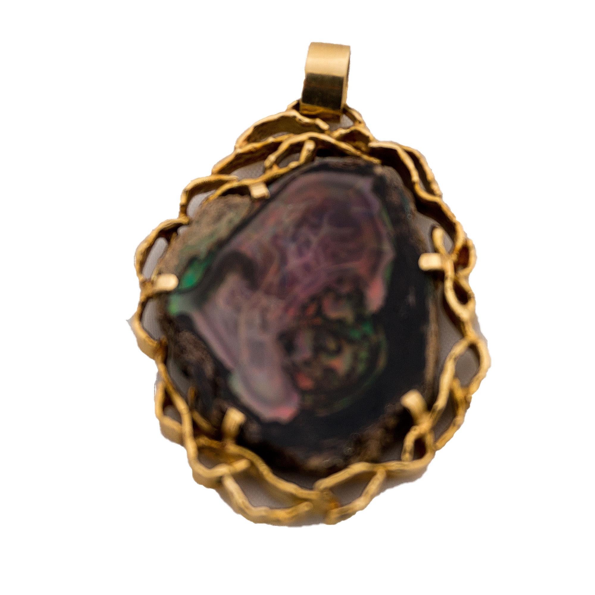 Opal in its natural matrix in 750 yellow gold
Pendant in 750 yellow gold with 1 opal disc with matrix.
The playful setting is handmade and adapted to the irregular shape of the opal. The opal has the dimensions of about 34x 27 mm. The stone has an