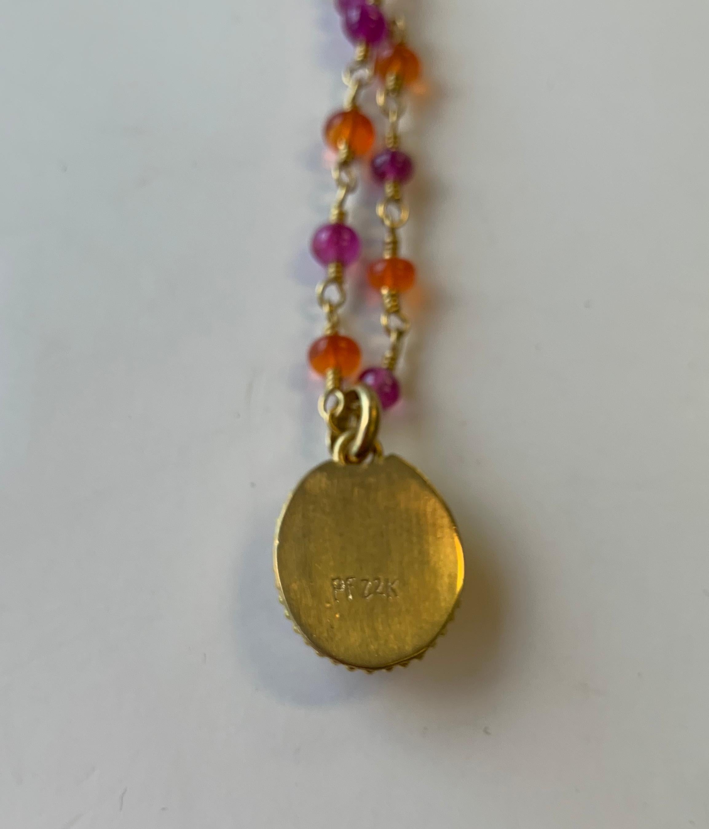 Welo-Opal-Anhänger mit einem Gewicht von 5,96 Karat, gefasst in 22 Karat Gold mit Granulation. Hier an einer Perlenkette aus mexikanischem Feueropal und burmesischem Rubin zu sehen.
 oder eine kanariengelbe Saphirperlenkette.
 Halsketten & Anhänger 