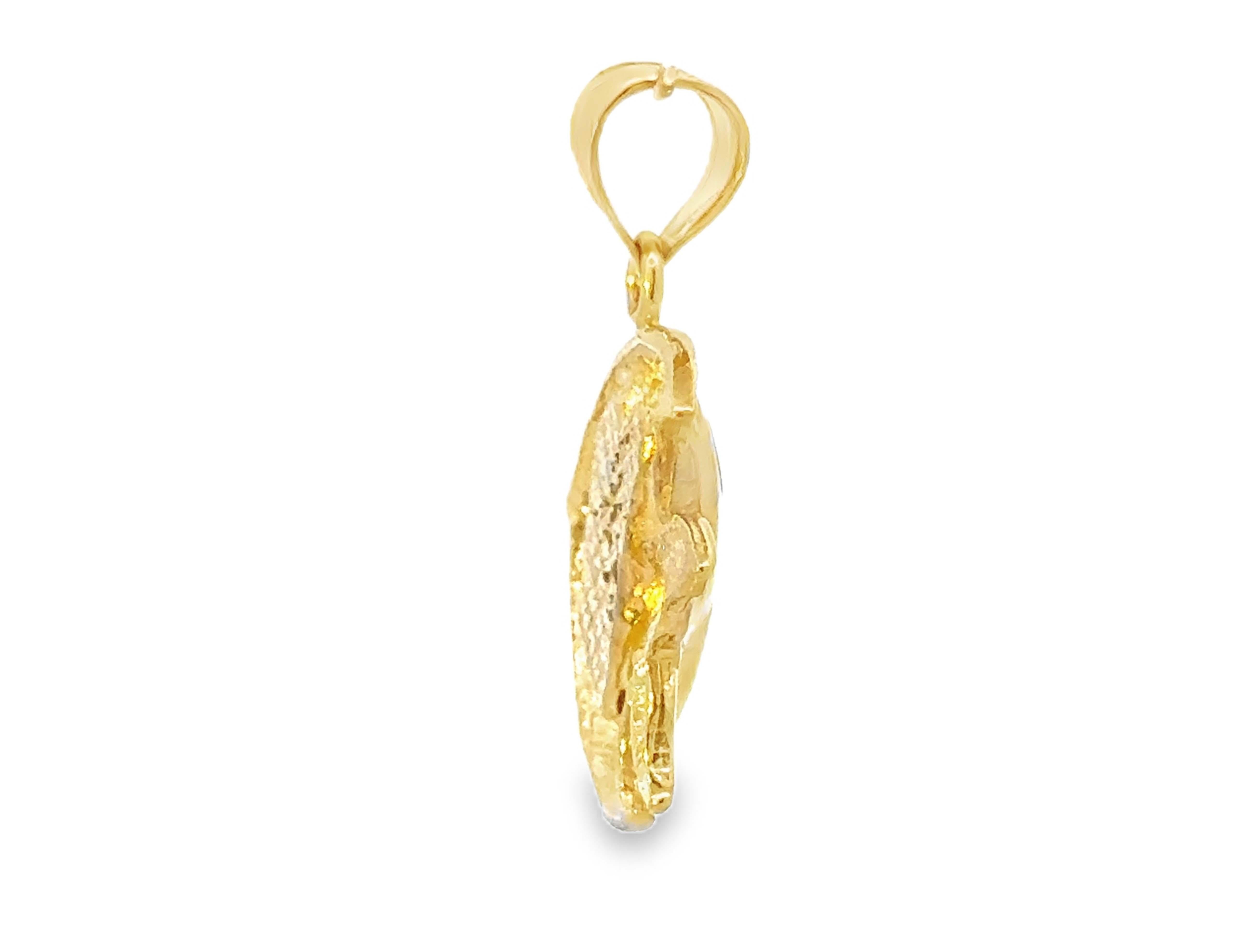 Pendentif poisson incrusté d'opales en or jaune 14 carats Excellent état - En vente à Honolulu, HI