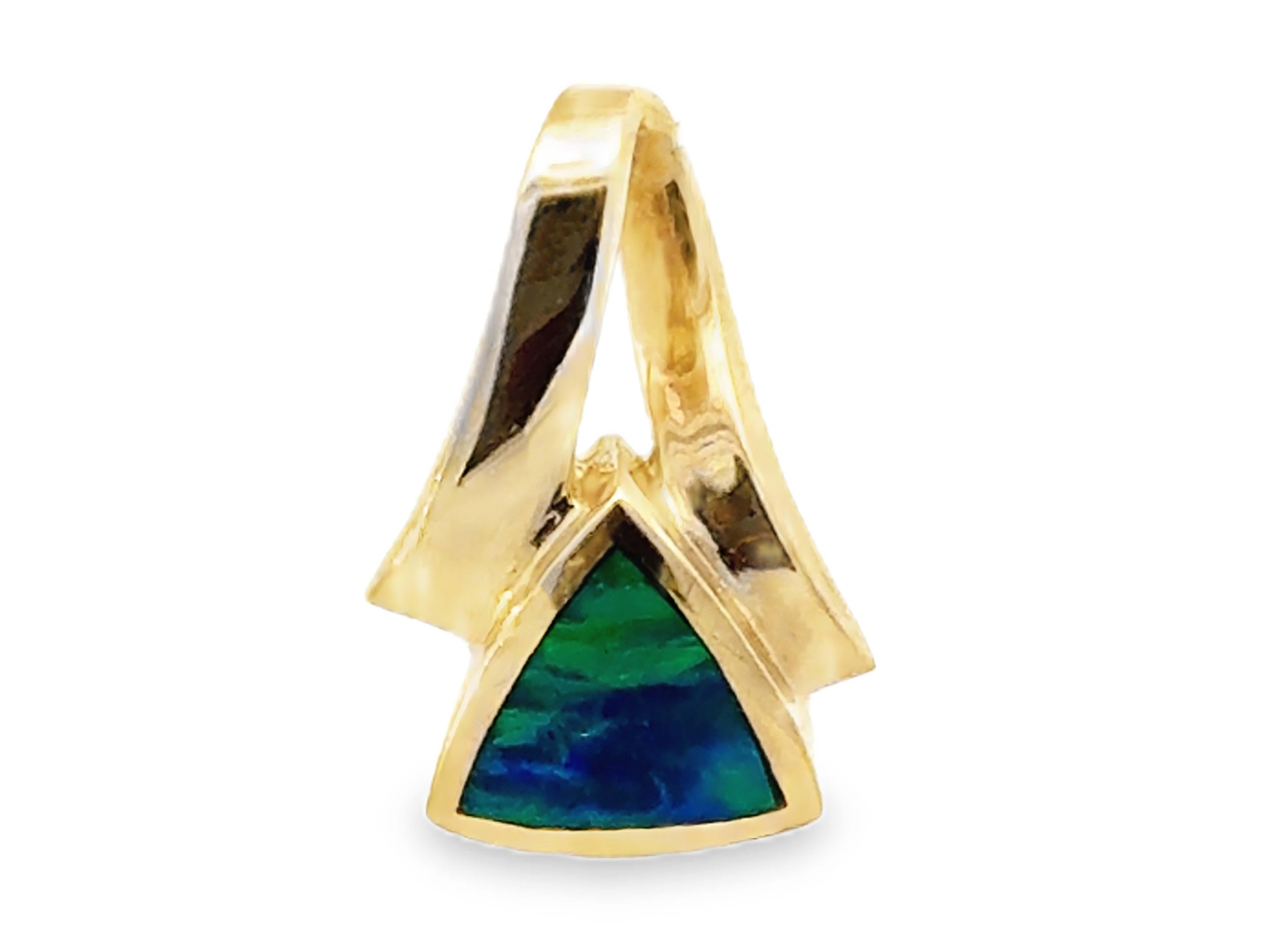 Moderne Pendentif triangulaire incrusté d'opales en or jaune 14 carats en vente