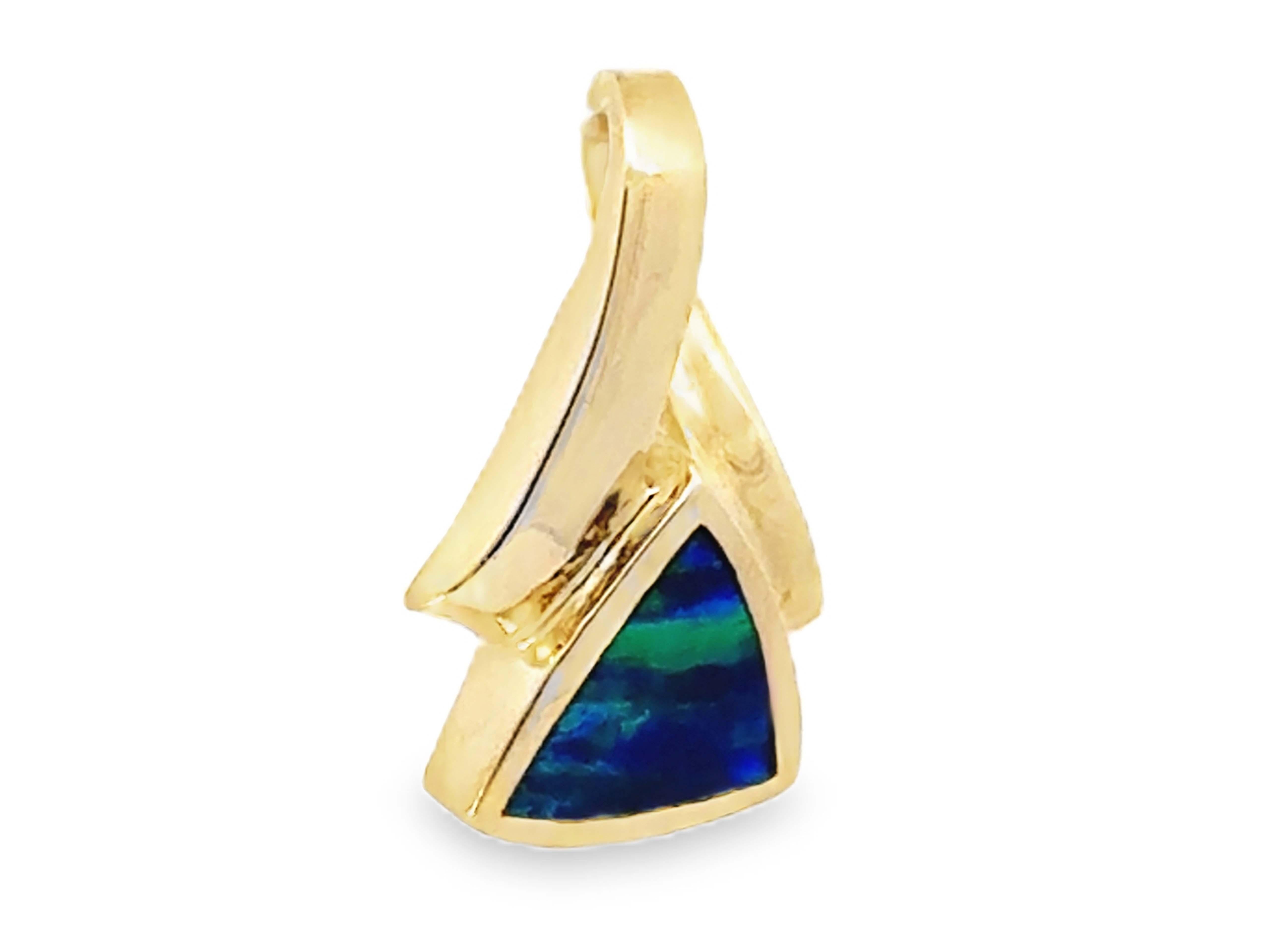 Taille trillion Pendentif triangulaire incrusté d'opales en or jaune 14 carats en vente
