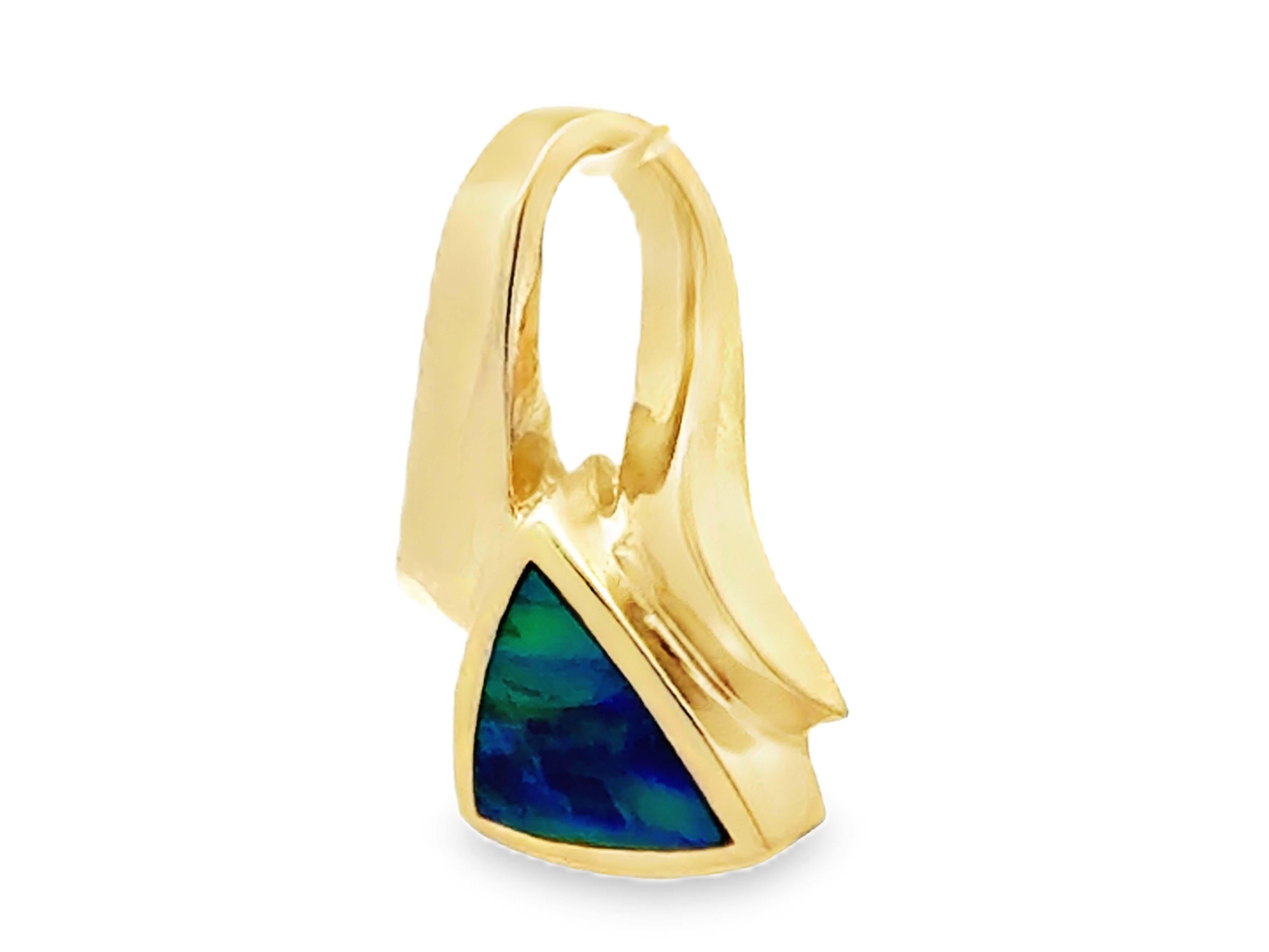 Pendentif triangulaire incrusté d'opales en or jaune 14 carats Excellent état - En vente à Honolulu, HI