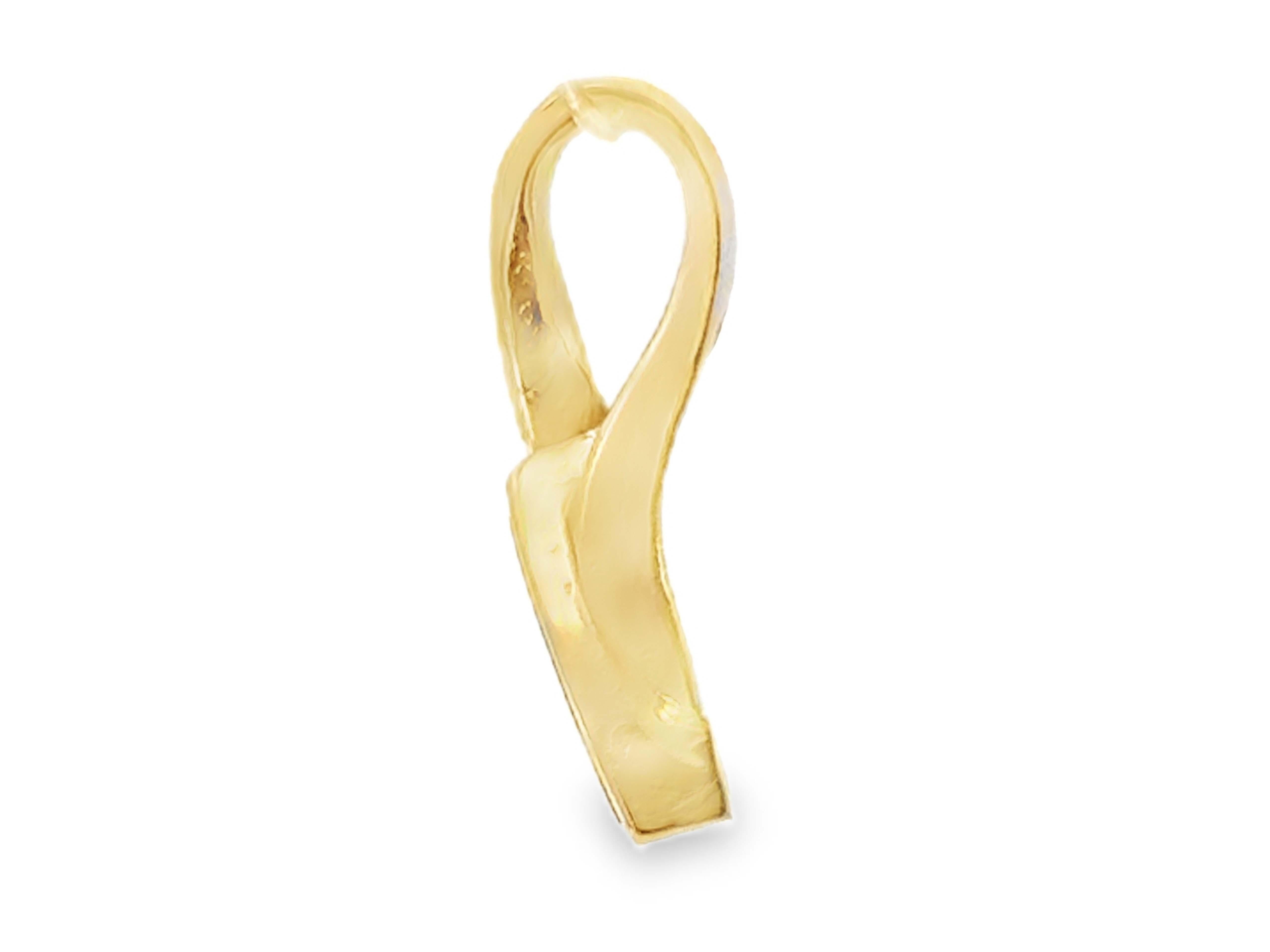 Pendentif triangulaire incrusté d'opales en or jaune 14 carats en vente 1