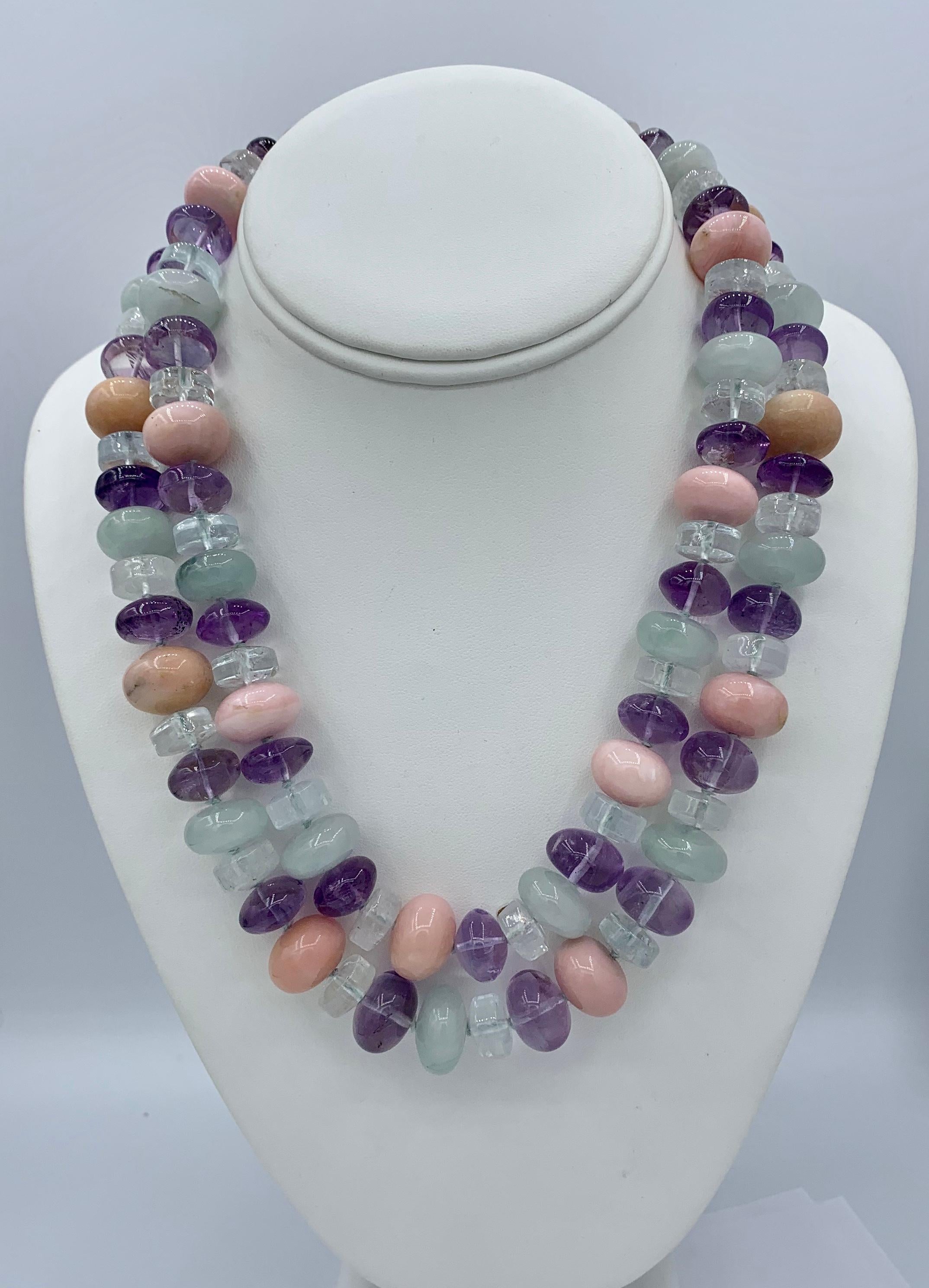 Este es un espectacular Collar Conjunto de Gemas compuesto por dos hilos de preciosas cuentas naturales de Cristal de Roca, Amatista, Ópalo y Jadeíta.  Se garantiza que el collar procede del patrimonio de la legendaria escritora británica Barbara