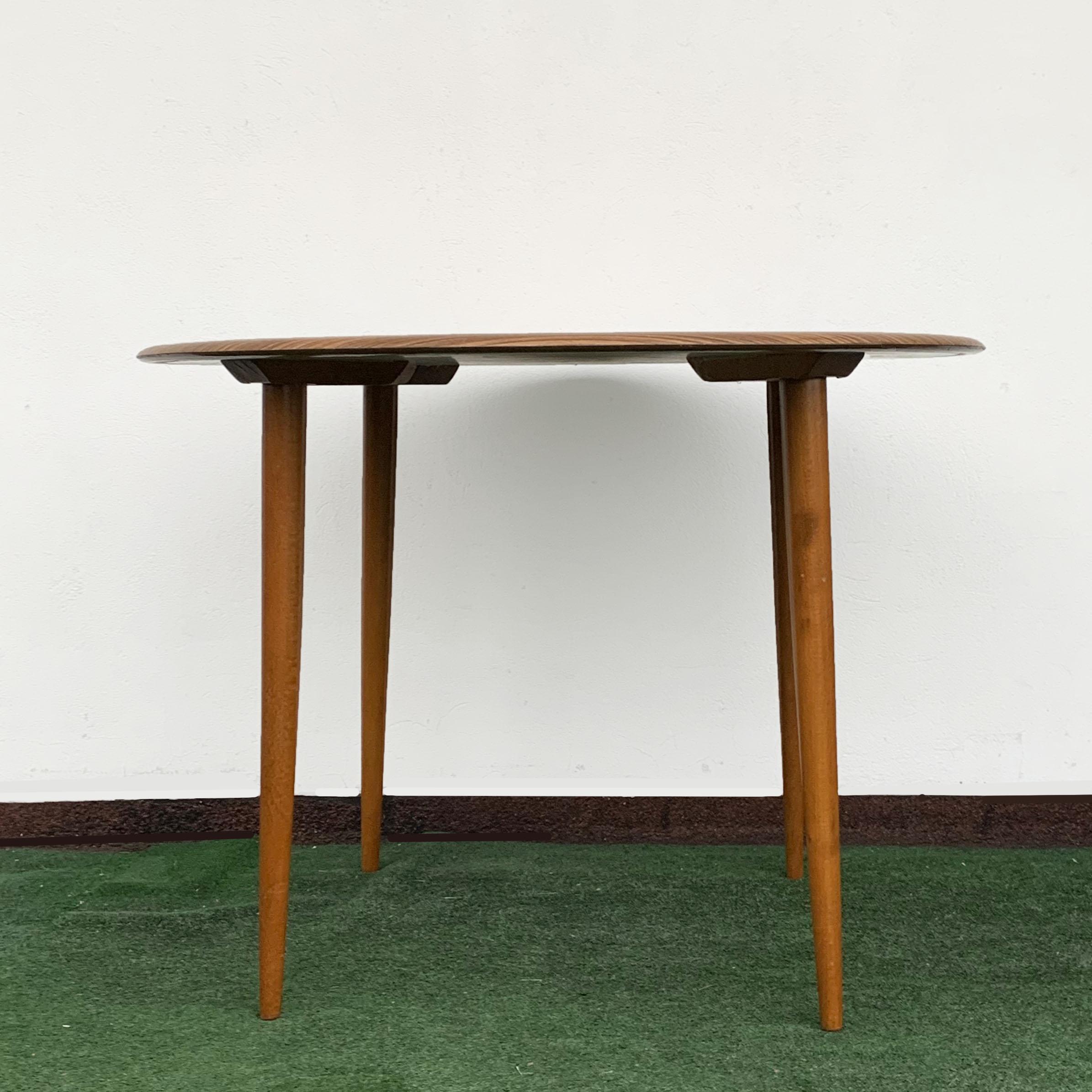 Runder Tisch von Opal Kleinmöbel. Dänischer Jahrgang. Ein deutscher Designklassiker aus den 1960er Jahren.

Alle Beine sind abnehmbar, so dass dieser ganz besondere Tisch leicht zu transportieren oder zu lagern ist. 

Der Artikel wird mit dem