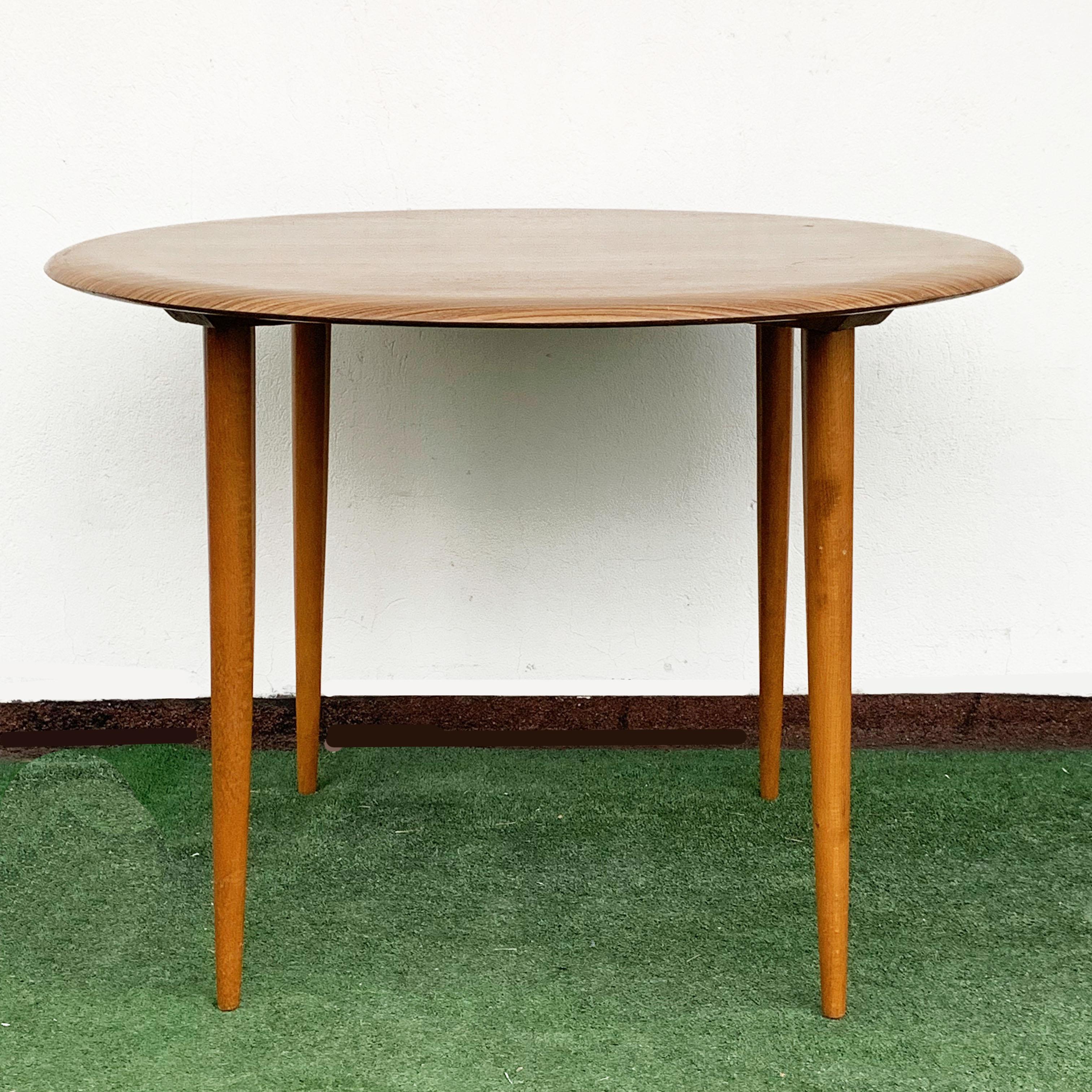 Mid-Century Modern Opal Kleinmöbel Table basse ronde allemande du milieu du siècle en résine et bois:: années 1960