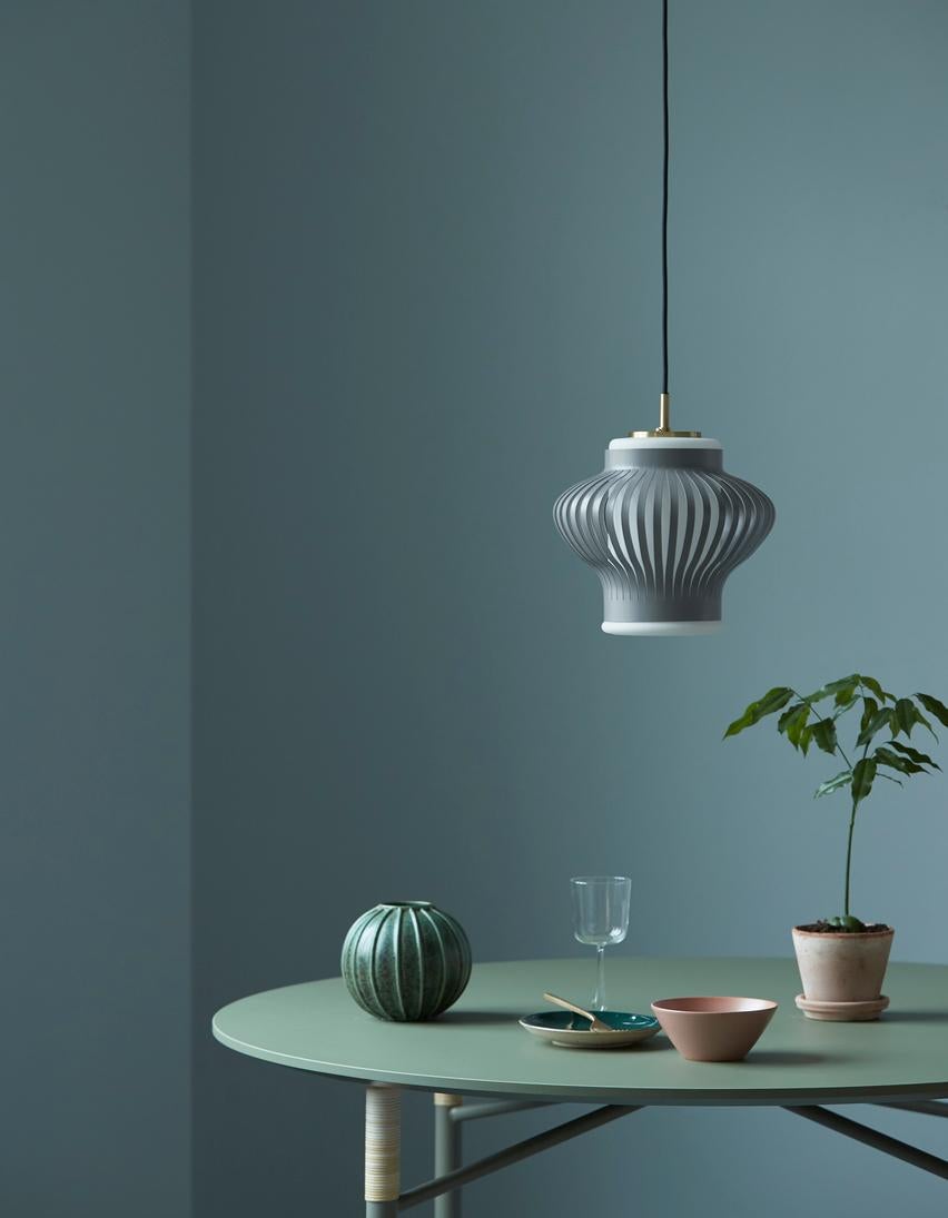 Lampe à suspension Lamella jaune en opale lumineuse de Warm Nordic Neuf - En vente à Geneve, CH