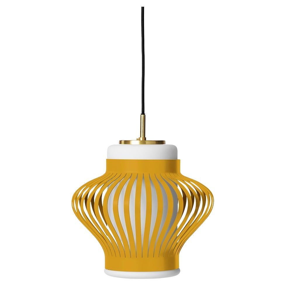 Pendente giallo illuminante Opal Lamella di Warm Nordic