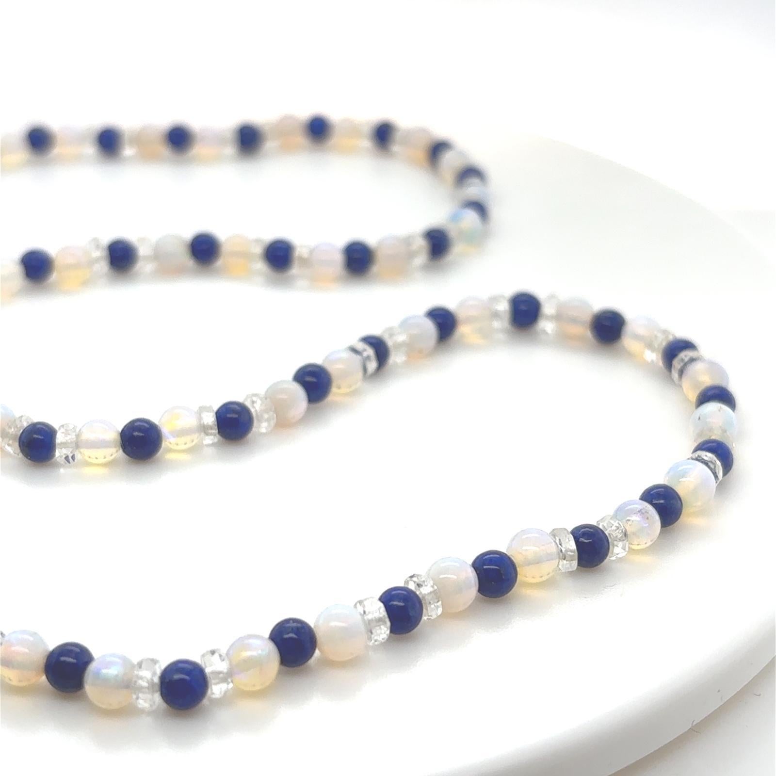 Perlenkette aus Opal, Lapislazuli und Bergkristall mit diamantbesetzter Schließe

Diese vom Art Déco inspirierte Perlenkette erinnert mit ihrer kräftigen Farbpalette an eine goldene Periode des Schmuckdesigns. 

Mit abwechselnd runden Opalen,