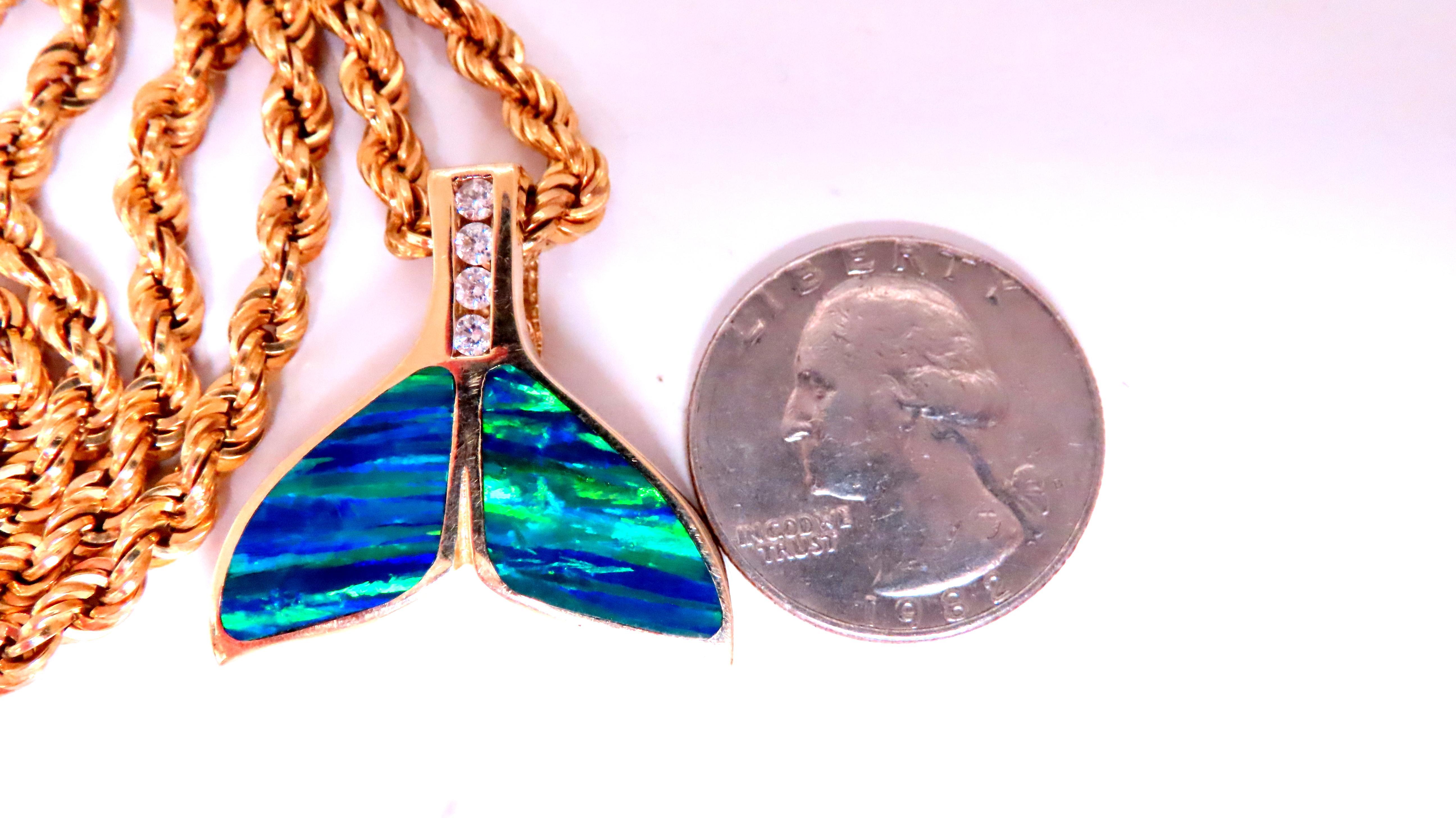 ciondolo con intarsio in opale
0,20 carati di diamanti naturali 
colore g vs. chiarezza 2 
Oro giallo 14kt 
ciondolo: 28 x 26 mm
Collana da 22 pollici da 3 mm 
26 grammi 
Valutazione di $6.000,00 da accompagnare