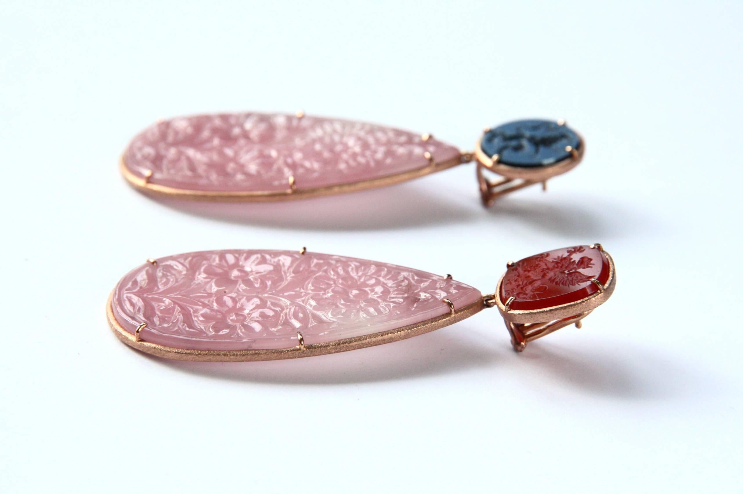 Longues boucles d'oreilles en or 18 carats avec camée sculpté en forme de goutte en opale Neuf - En vente à Milan, IT