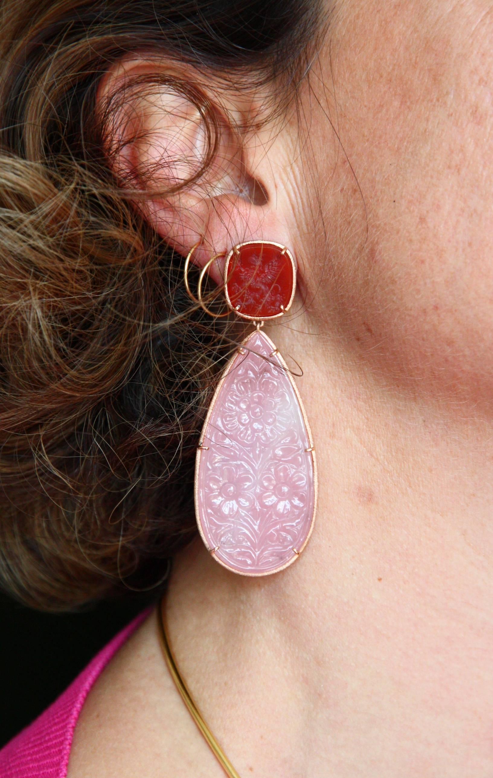 Longues boucles d'oreilles en or 18 carats avec camée sculpté en forme de goutte en opale en vente 3