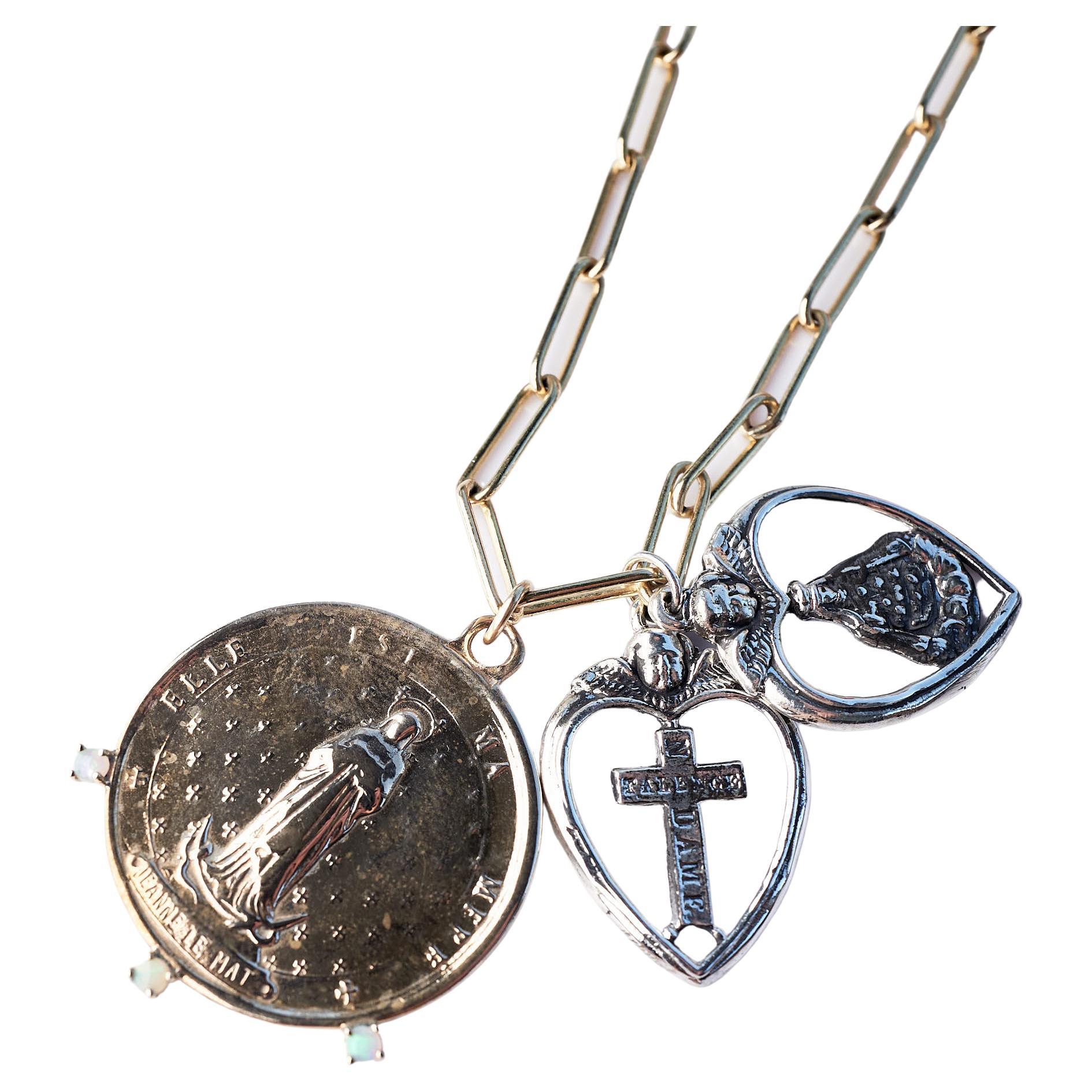 Ce projet unique en son genre  Collier à chaîne avec une médaille en bronze français de Jeanne Le Mat, 3 opales serties dans des pinces en or et deux pendentifs jumeaux en argent sterling avec des cœurs. La chaîne Chunky est un collier rempli d'or