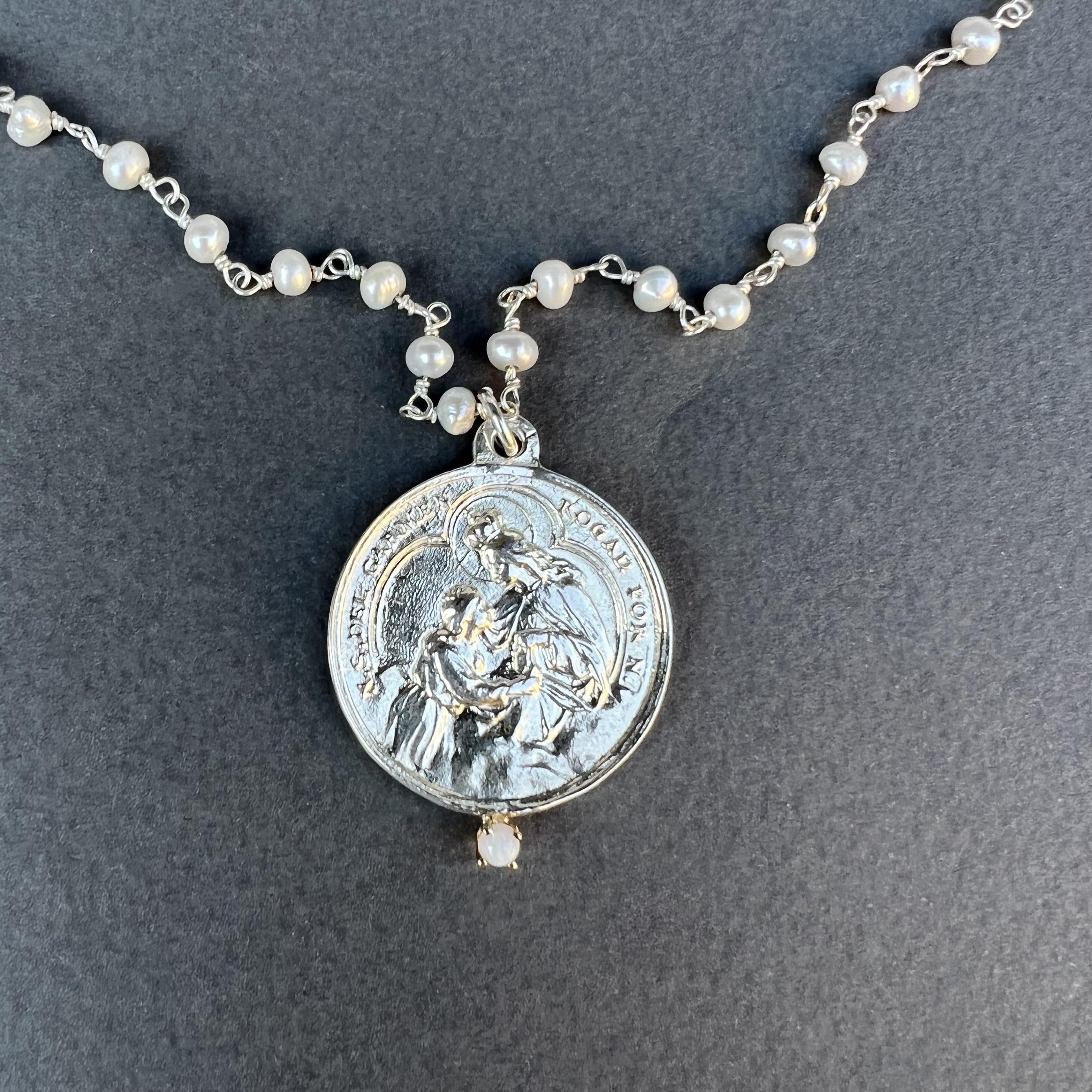 Silber Medaille Perlenkette Jungfrau Maria Opal J Dauphin im Zustand „Neu“ im Angebot in Los Angeles, CA