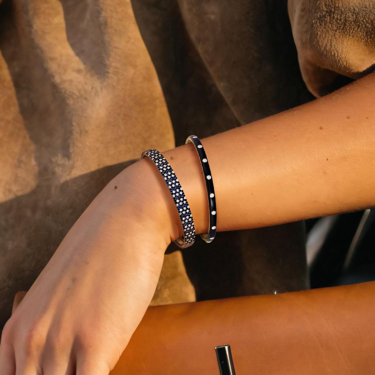 Ce bracelet exquis est fabriqué en or jaune 14 carats et présente une combinaison étonnante de diamants naturels avec des accents d'émail noir, d'émail marine et de turquoise. Le bracelet met en valeur 0,25 carats de diamants pleine taille, créant