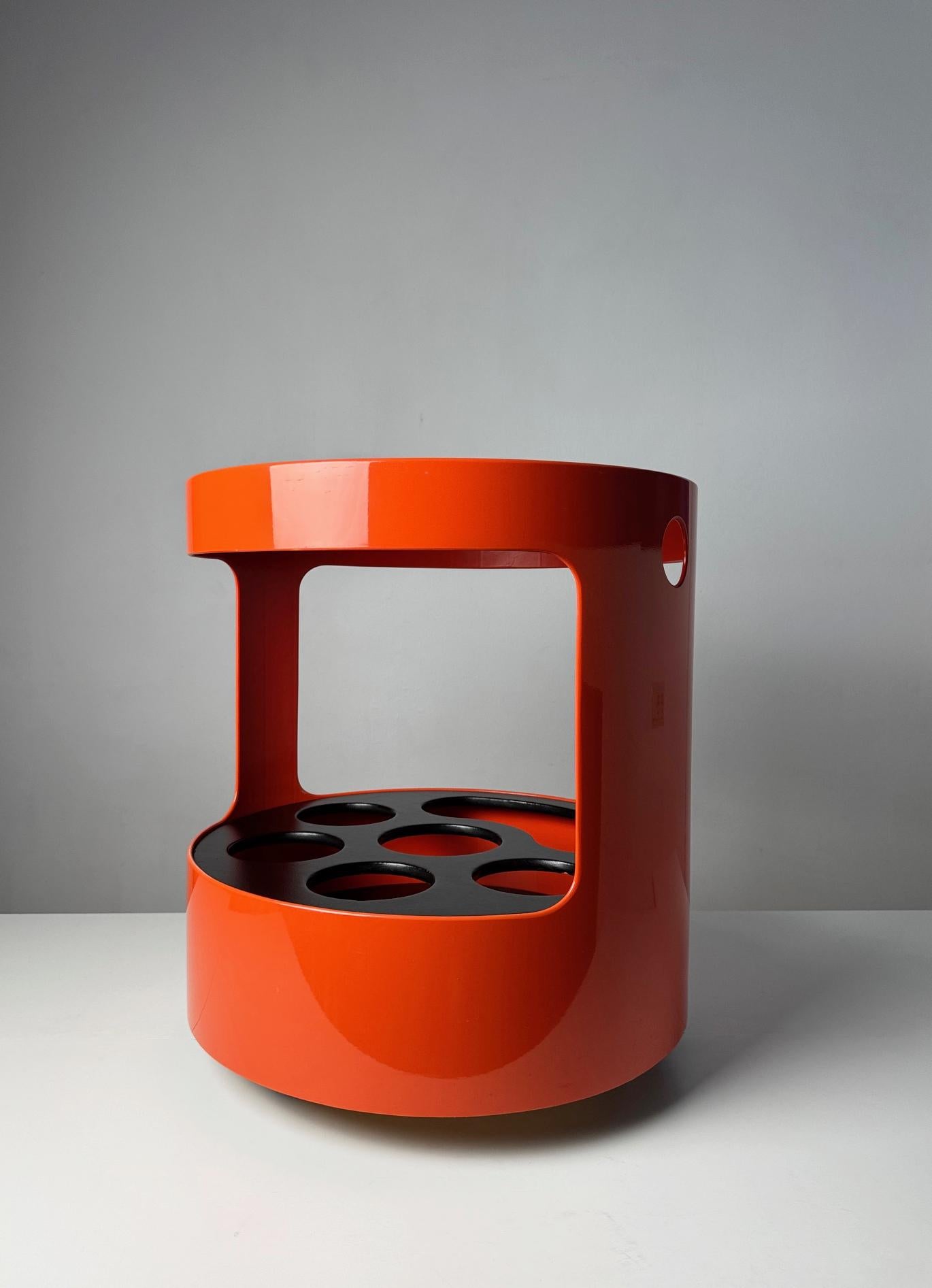 Opal Möbel Bar Trolley, 1960s Germany – Space Age Design

A striking example of German Space Age design, this bar trolley by Opal Möbel from the 1960s combines playful form with functional elegance. Crafted in glossy orange ABS plastic with a smoked