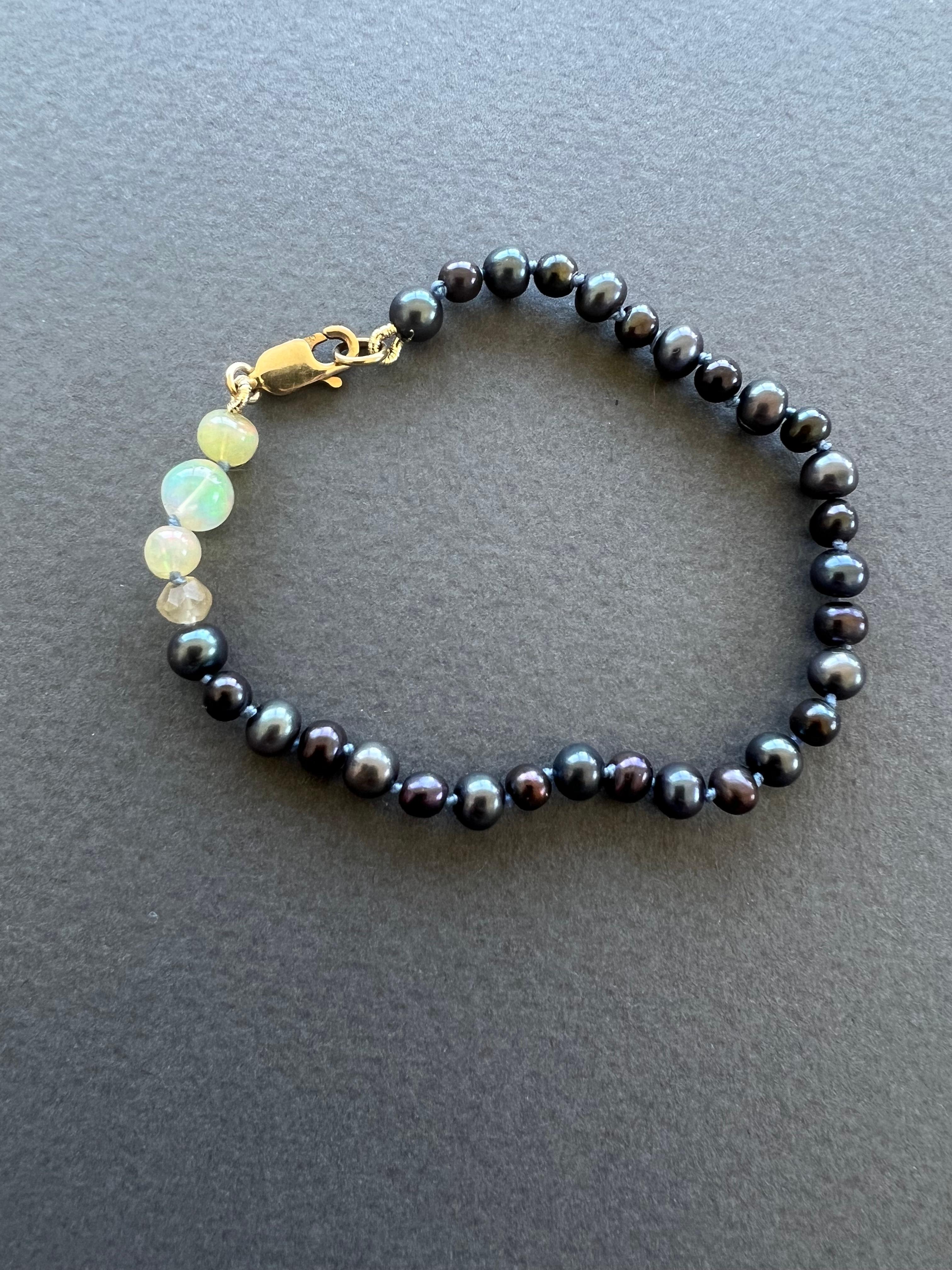 Opal, natürliches schwarzes Perlen-Perlenarmband J Dauphin (Romantik) im Angebot