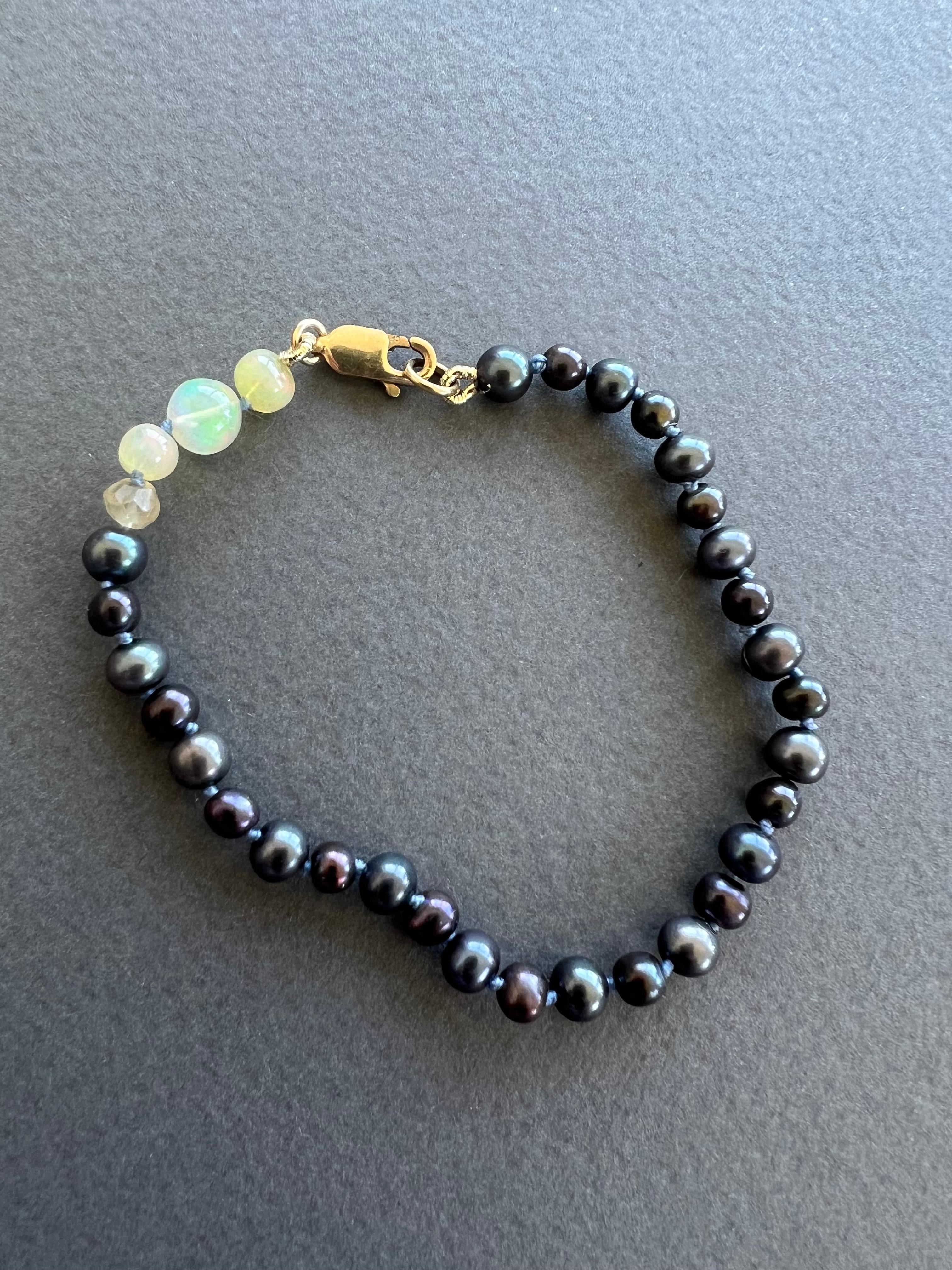 Opal, natürliches schwarzes Perlen-Perlenarmband J Dauphin Damen im Angebot