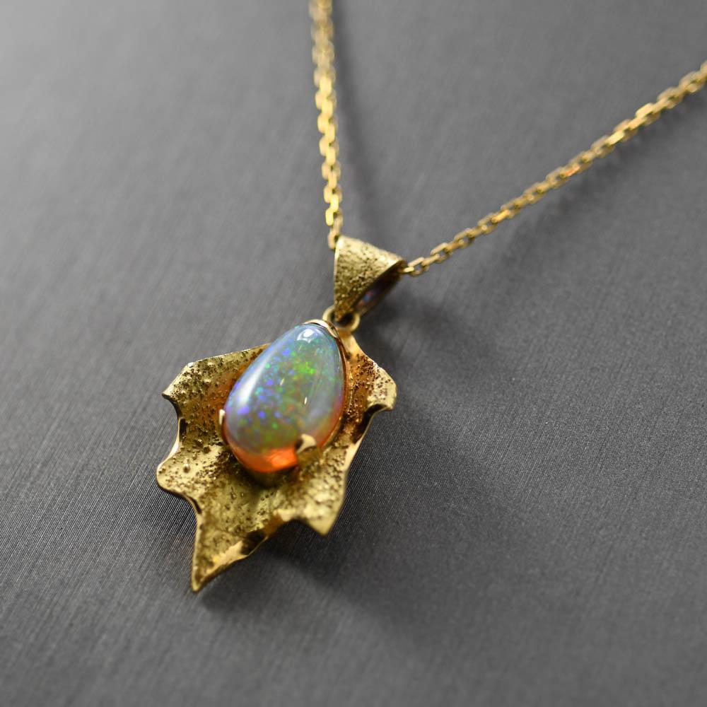 Pear Cut Opal Necklace, 18K Yellow Gold Pendant, 9.7gr For Sale