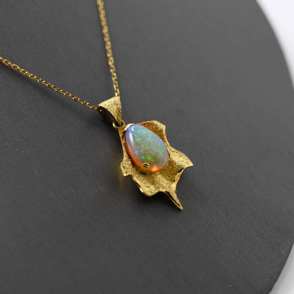 Opal Necklace, 18K Yellow Gold Pendant, 9.7gr In Excellent Condition For Sale In Laguna Beach, CA