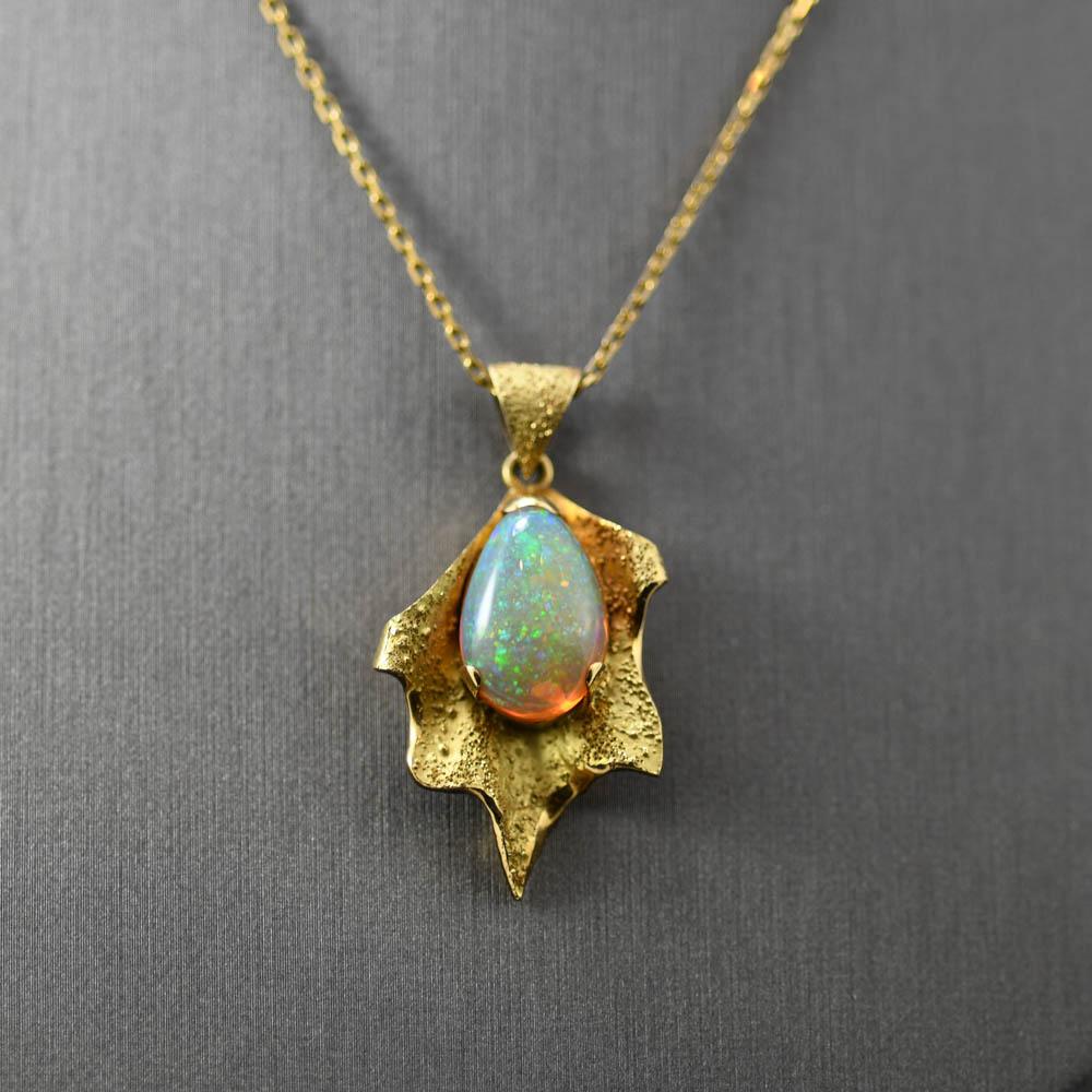 Opal Necklace, 18K Yellow Gold Pendant, 9.7gr For Sale 1