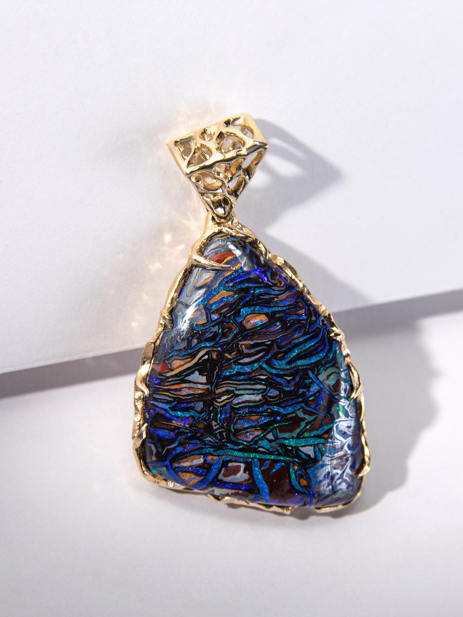 One of a kind piece from a Vrubel collection by Alexey Gabilo - 14K gold pendant with big Boulder Opal

opal origin - Australia 

opal measurements - 0.28 x 0.98 x 1.26 in / 7 х 25 х 32 mm

opal weight - 46 carats

pendant length - 1.97 in / 50