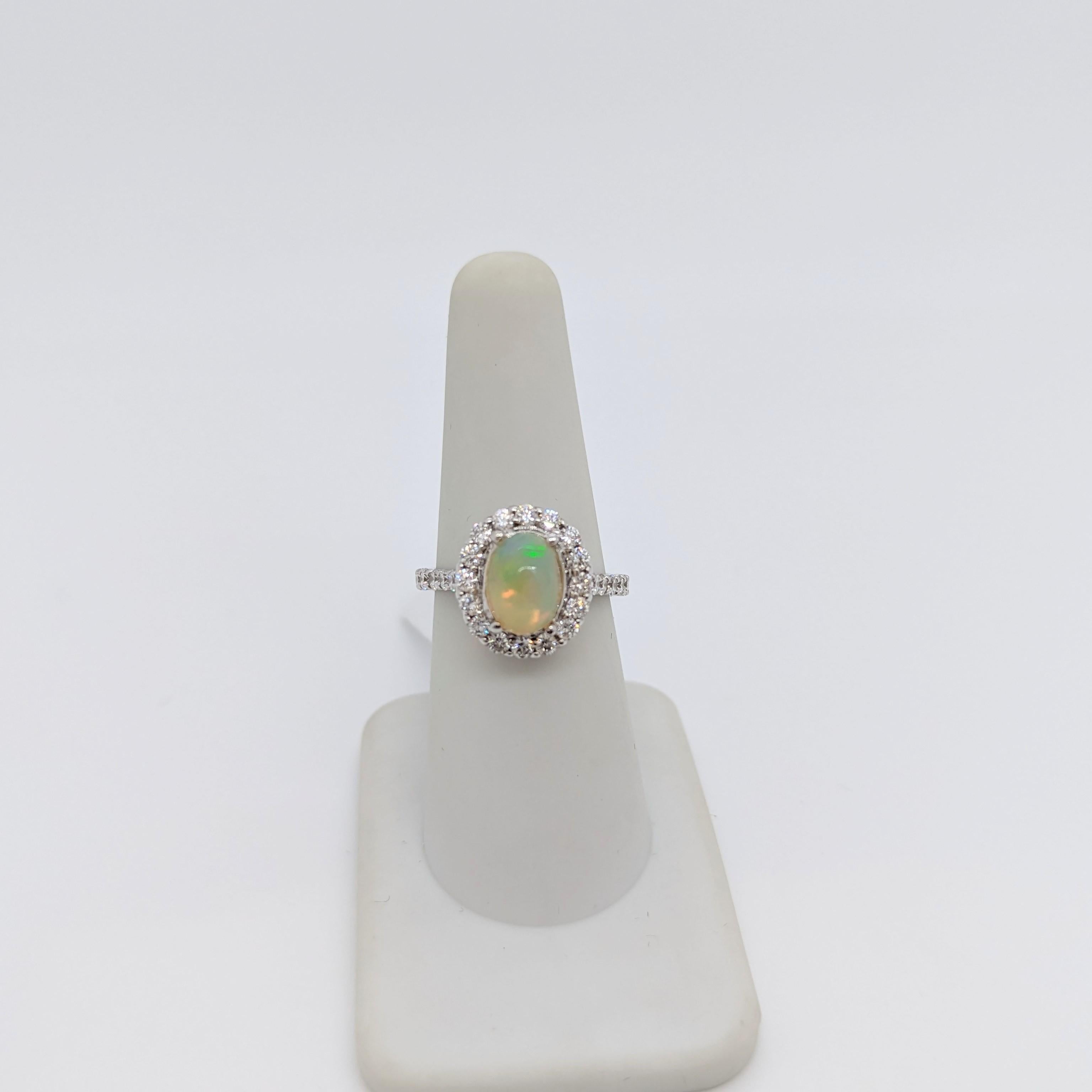 Wunderschöner ovaler Opal-Cabochon von 1,58 ct. mit runden weißen Diamanten von 0,97 ct. guter Qualität.  Handgefertigt aus 14k Weißgold.  Ringgröße 6,75+.
