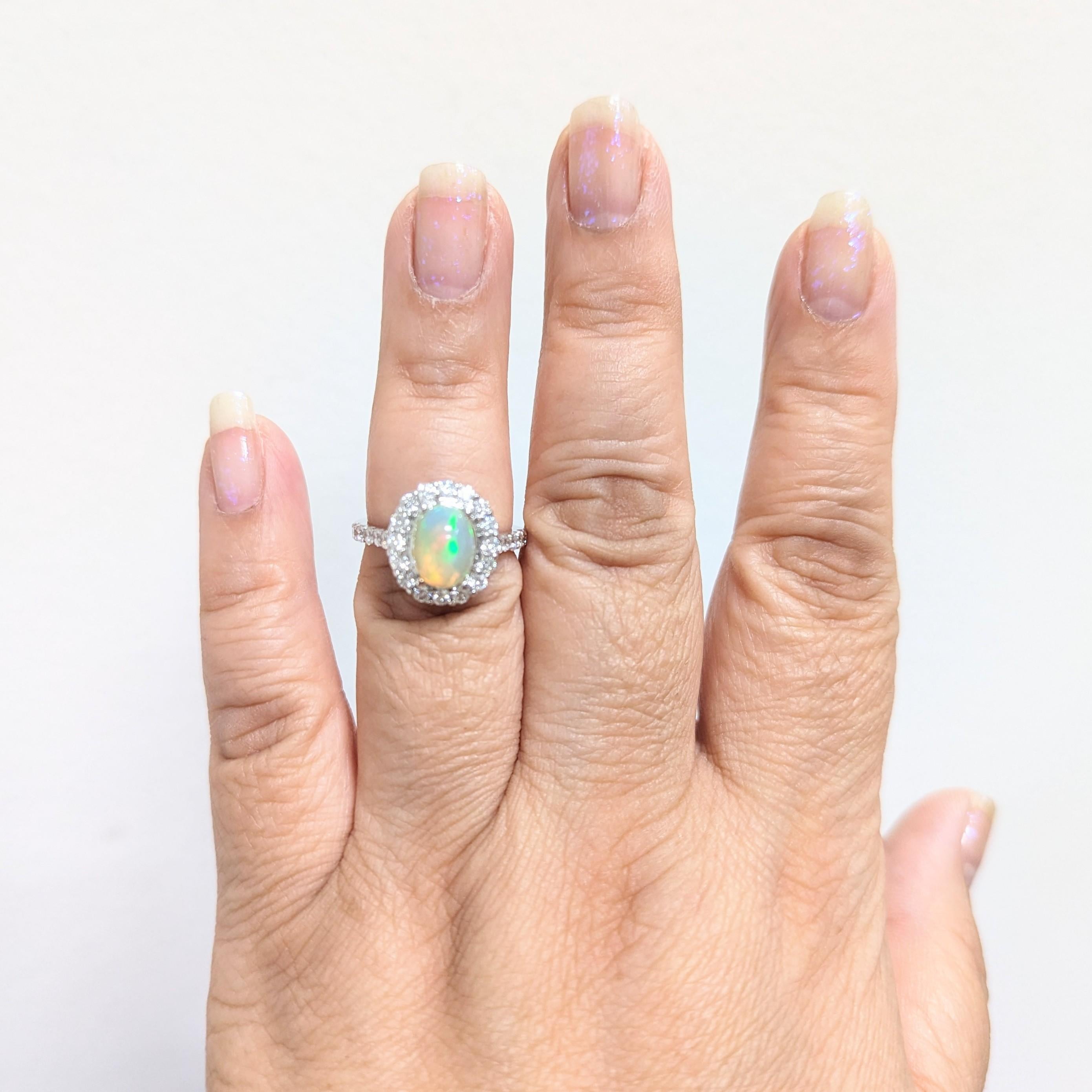 Ovaler Opal und weißer Diamant Dome Ring aus 14K Weißgold (Ovalschliff) im Angebot