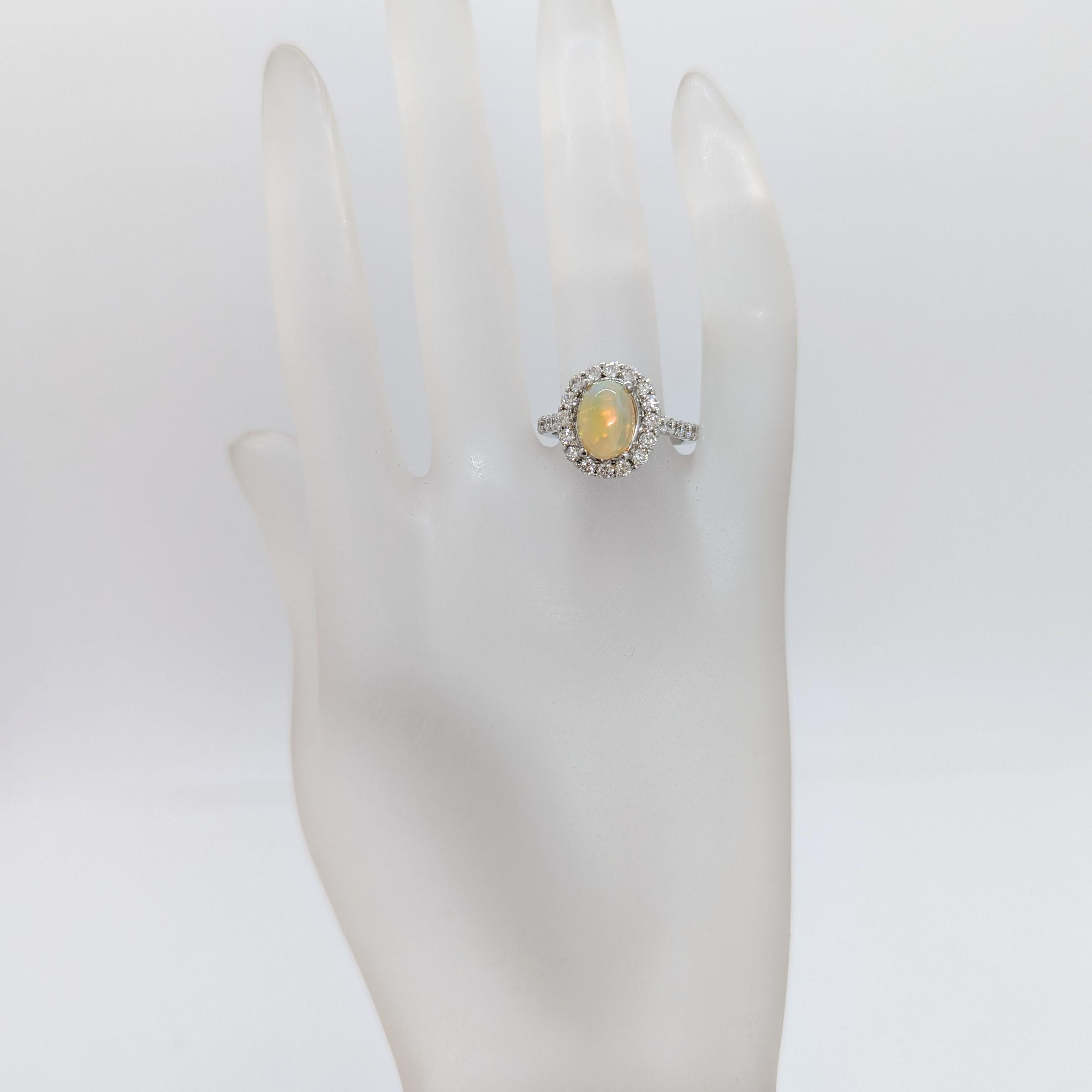 Ovaler Opal und weißer Diamant Dome Ring aus 14K Weißgold im Zustand „Neu“ im Angebot in Los Angeles, CA
