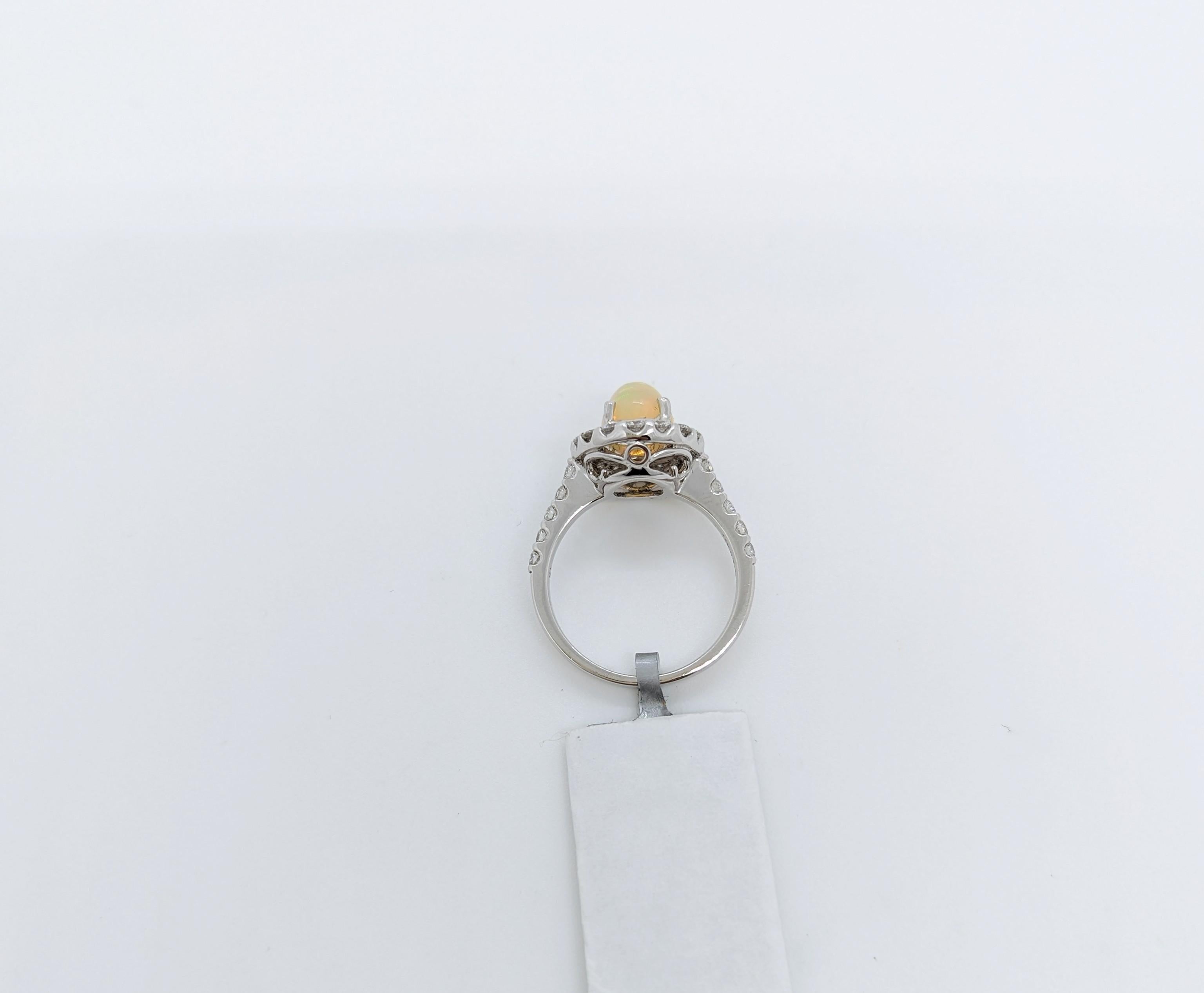 Ovaler Opal und weißer Diamant Dome Ring aus 14K Weißgold im Angebot 1