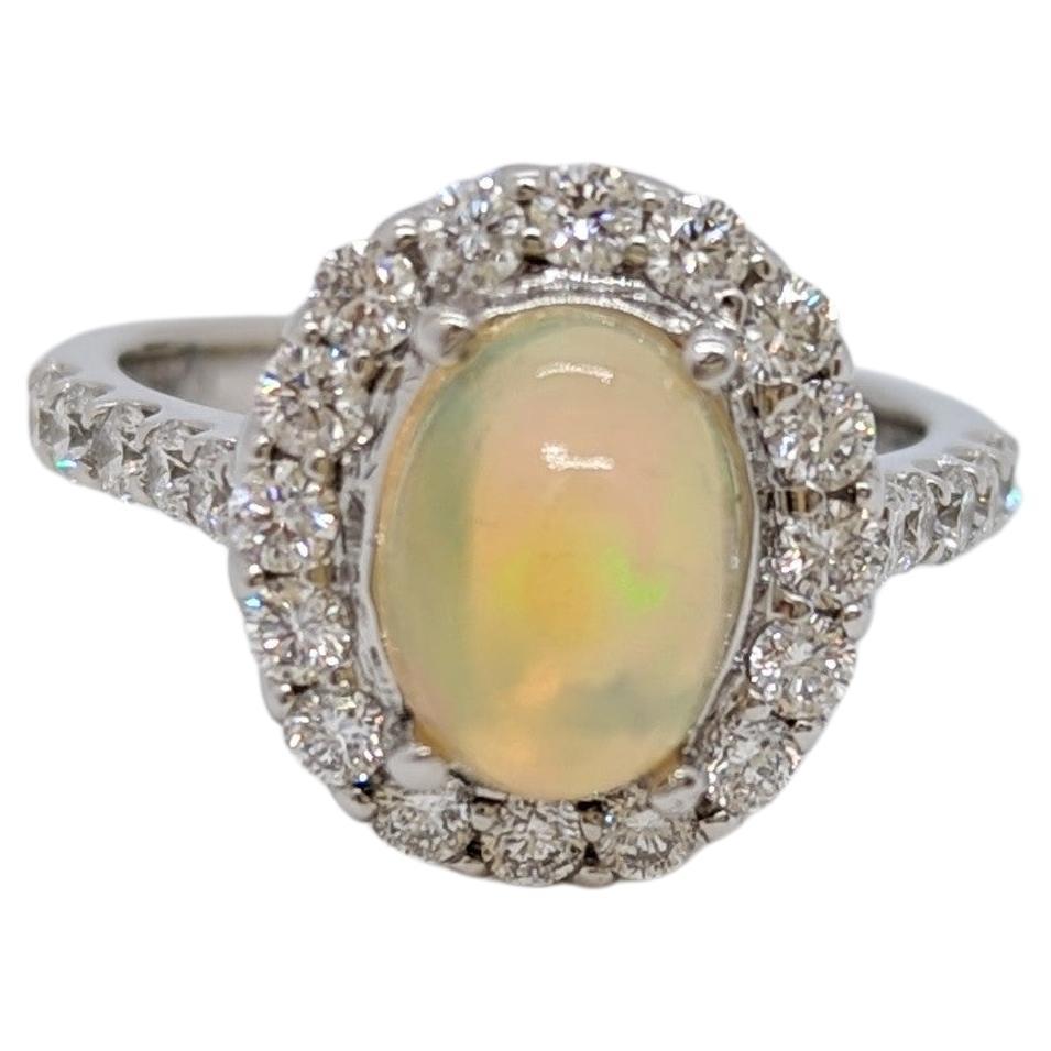 Ovaler Opal und weißer Diamant Dome Ring aus 14K Weißgold im Angebot