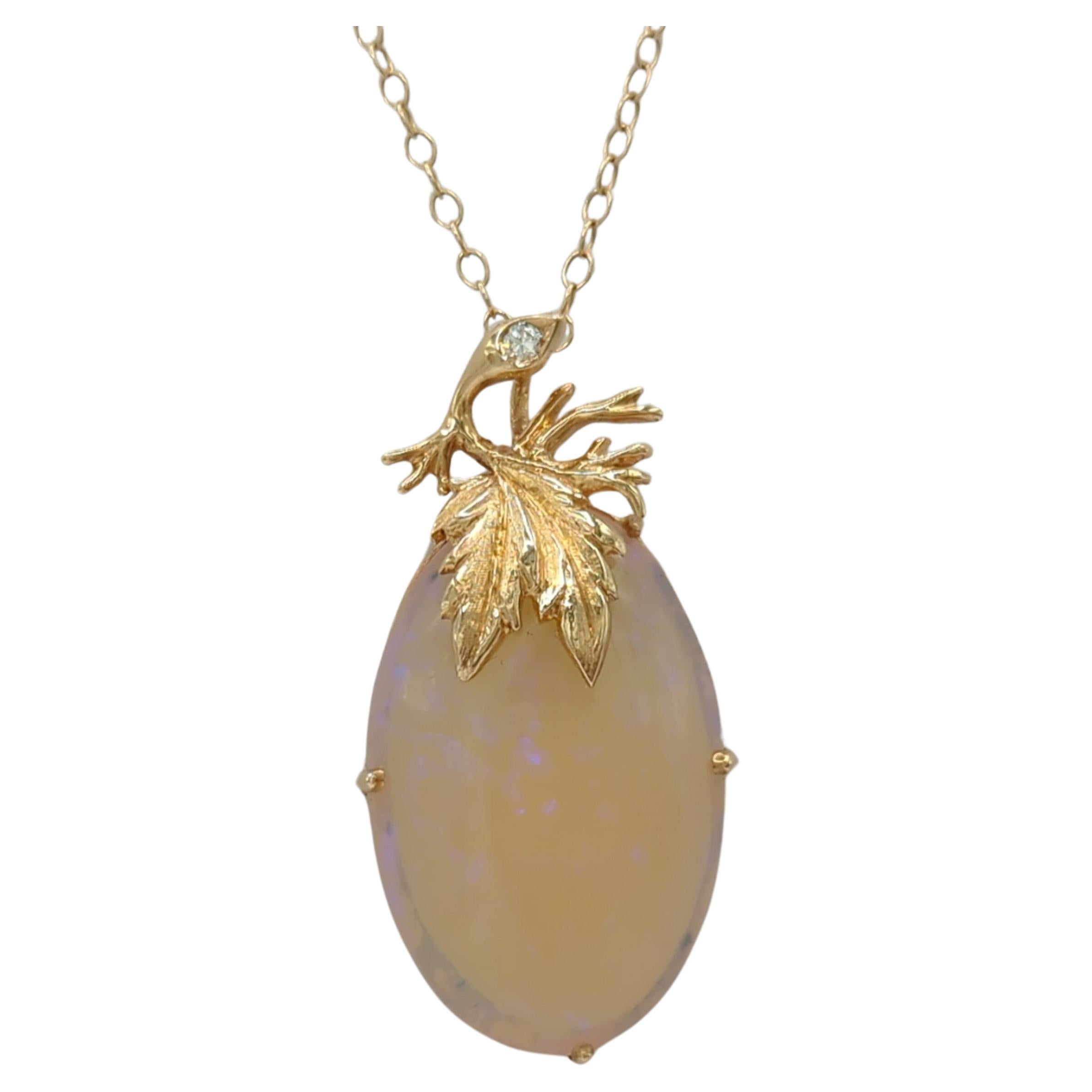 Collier pendentif en or jaune 14K avec opale ovale et diamant blanc en vente