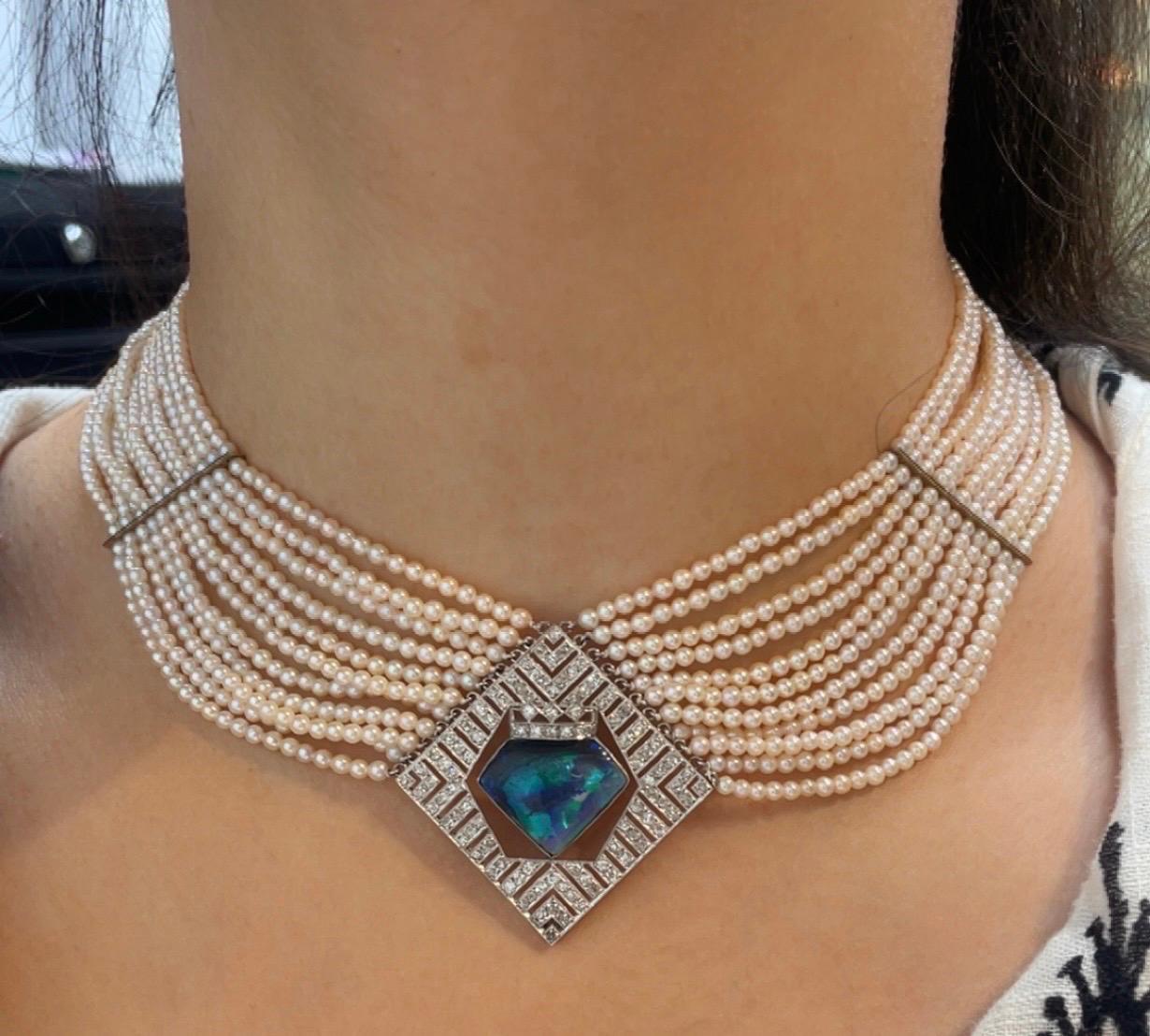 Girocollo con perle e diamanti Opale

Un girocollo con 11 fili di perle coltivate, centrato da un ciondolo con diamante e opale a scudo.

Peso approssimativo dei diamanti: 3.11 carati
Peso approssimativo dell'opale: 5.18 carati
Misure