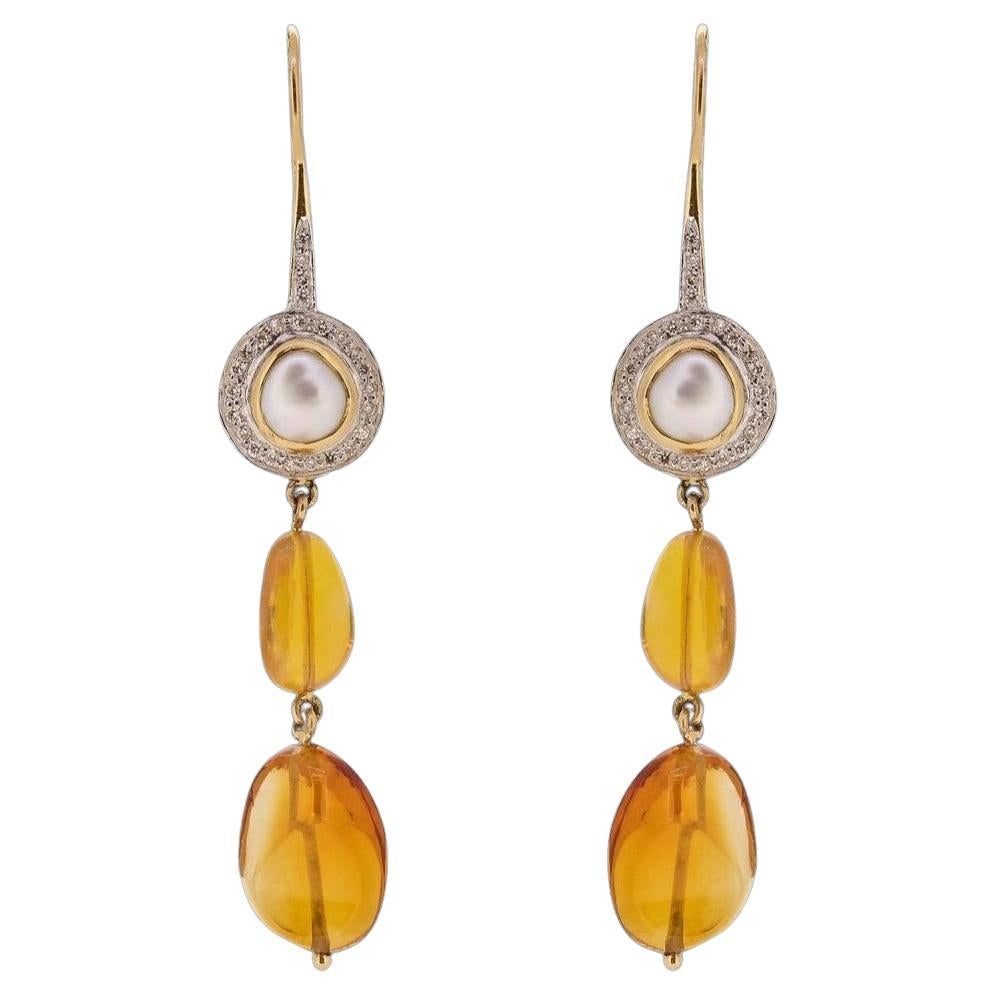 Boucles d
oreilles pendantes en or jaune 18k avec opale, perles et diamants