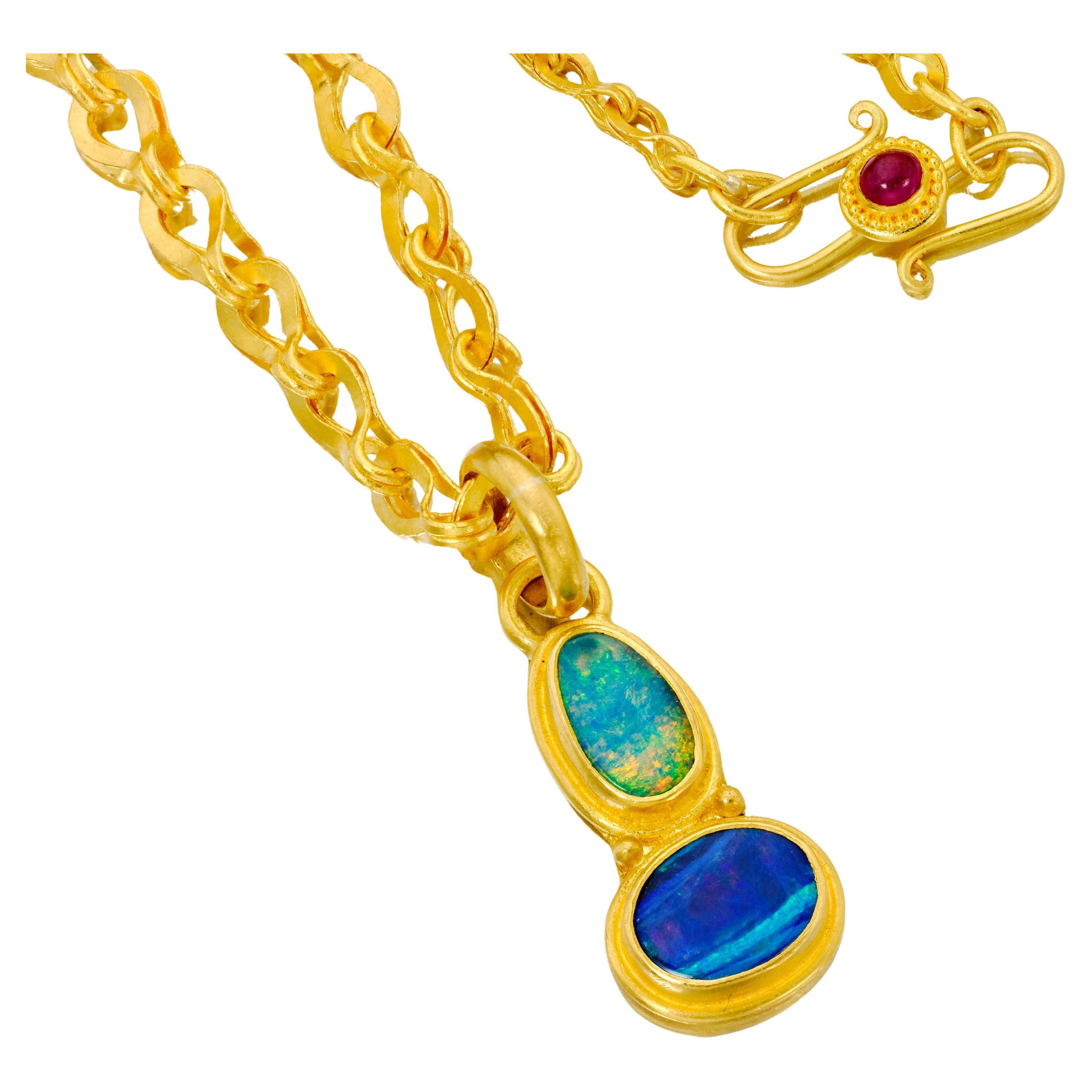 Opal pendant charm in 22 Karat gold in vendita