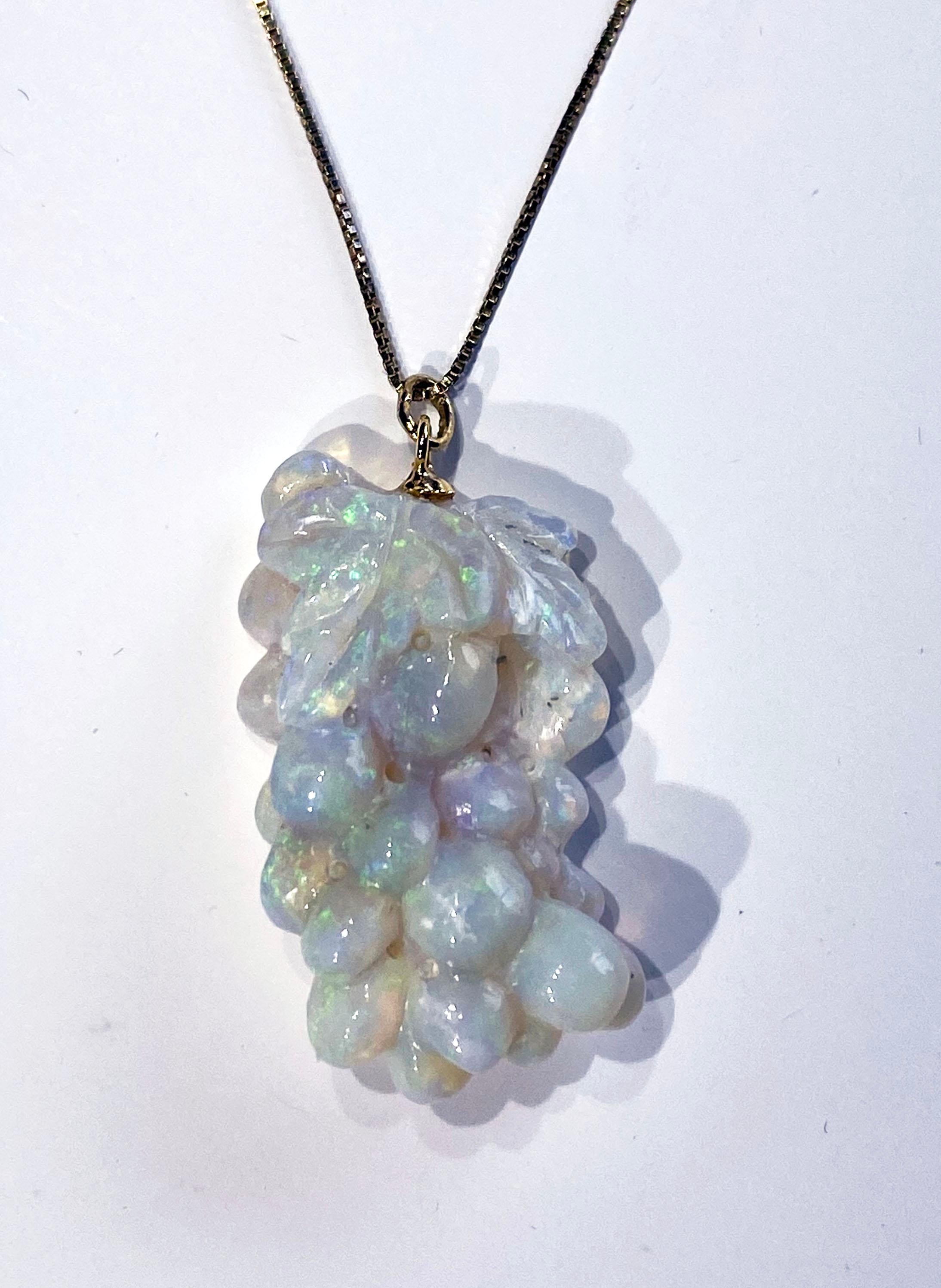 Contemporain Pendentif en opale conçu par Kary Adam sur une chaîne en argent plaqué or en vente