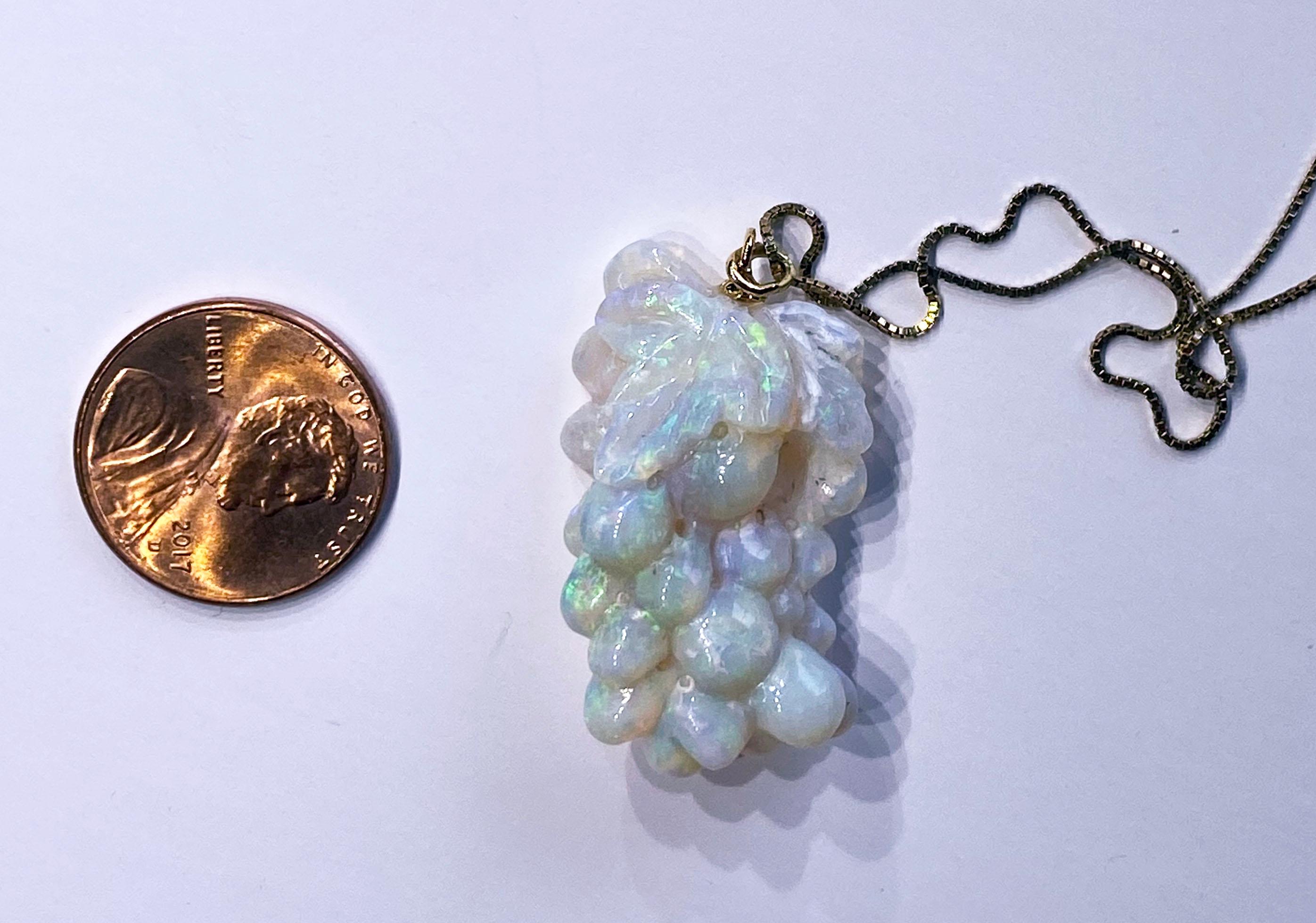 Pendentif en opale conçu par Kary Adam sur une chaîne en argent plaqué or en vente 1