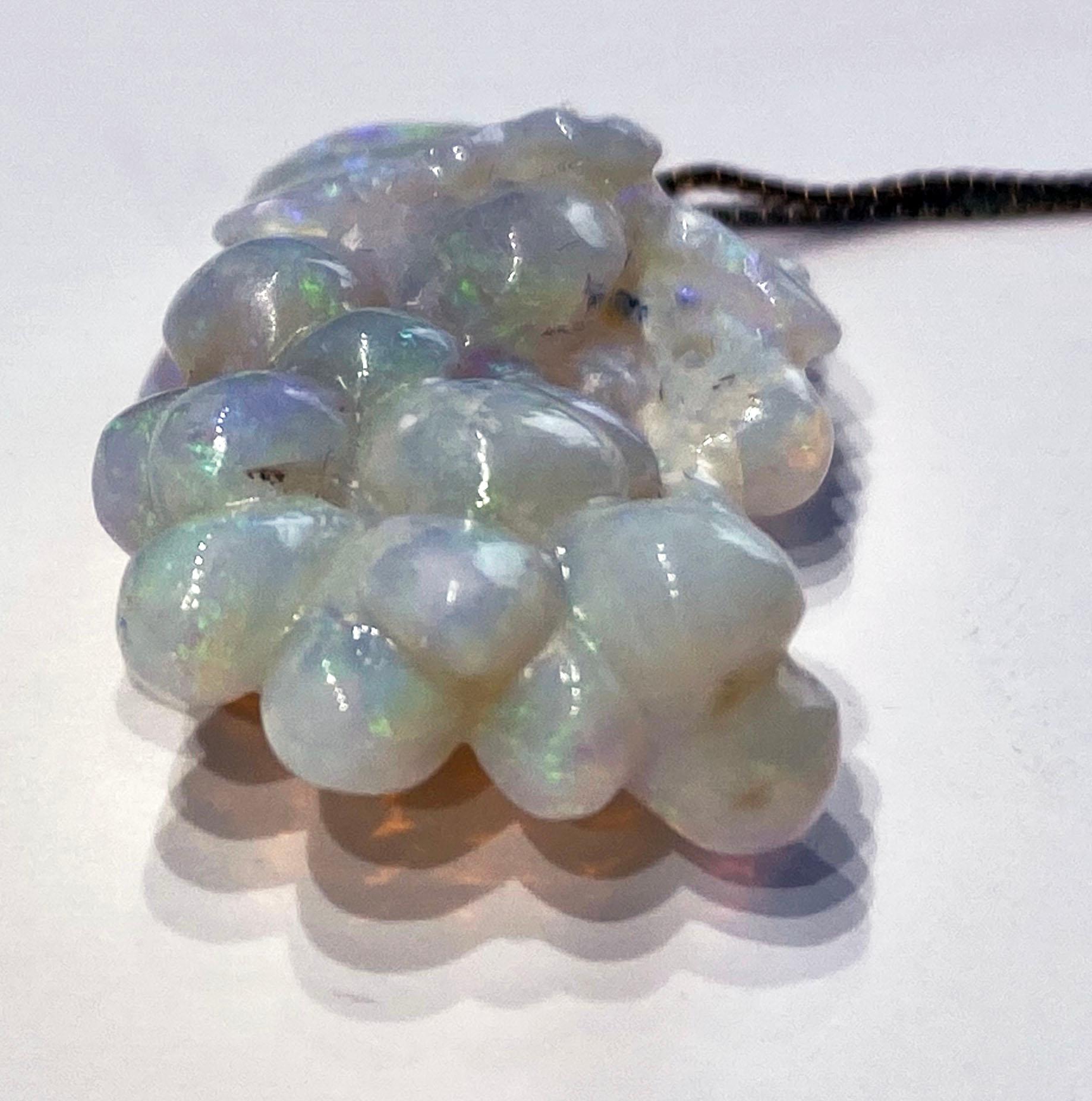 Pendentif en opale conçu par Kary Adam sur une chaîne en argent plaqué or en vente 3